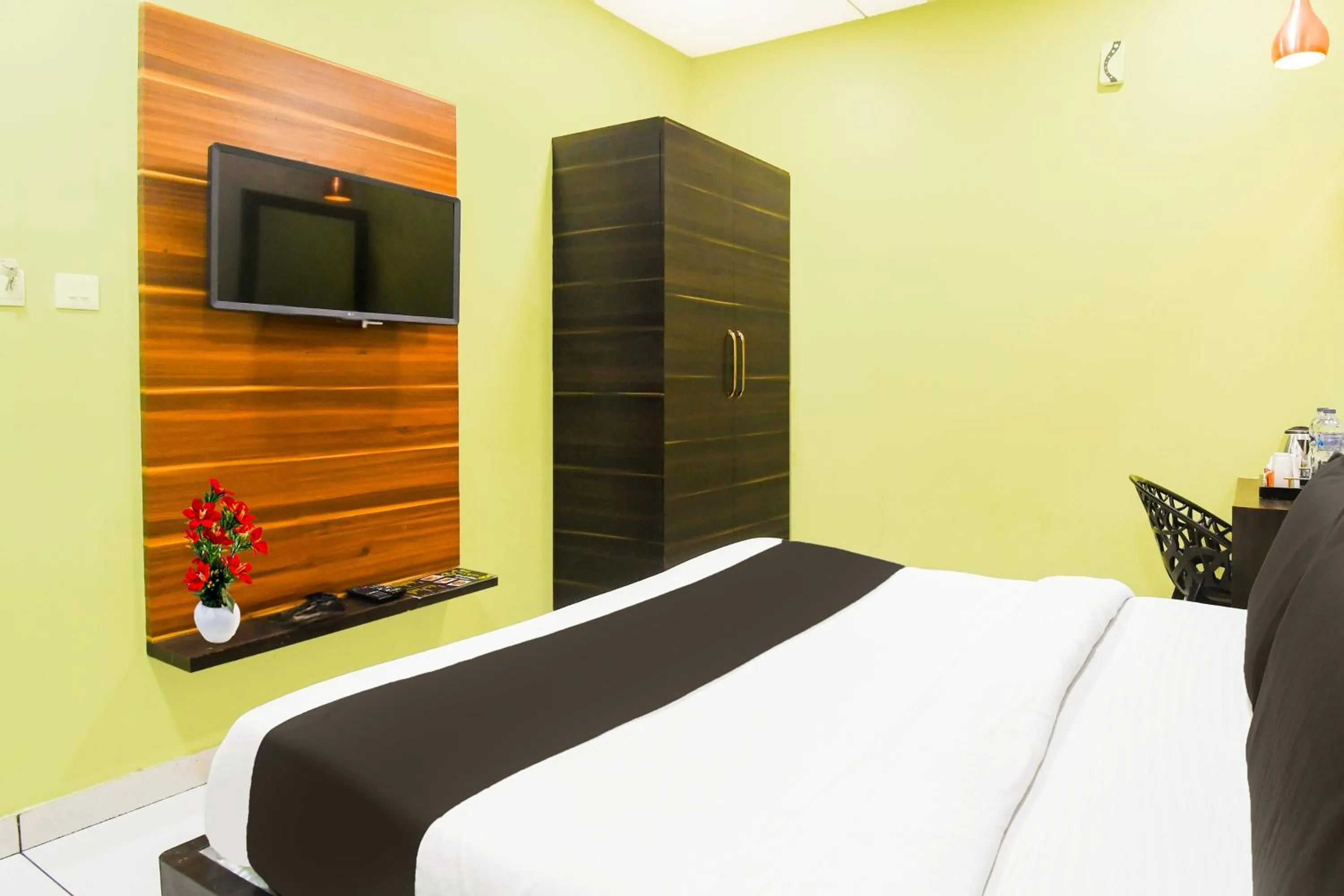 Bedroom, Bed in Super Townhouse Near Marine Drive