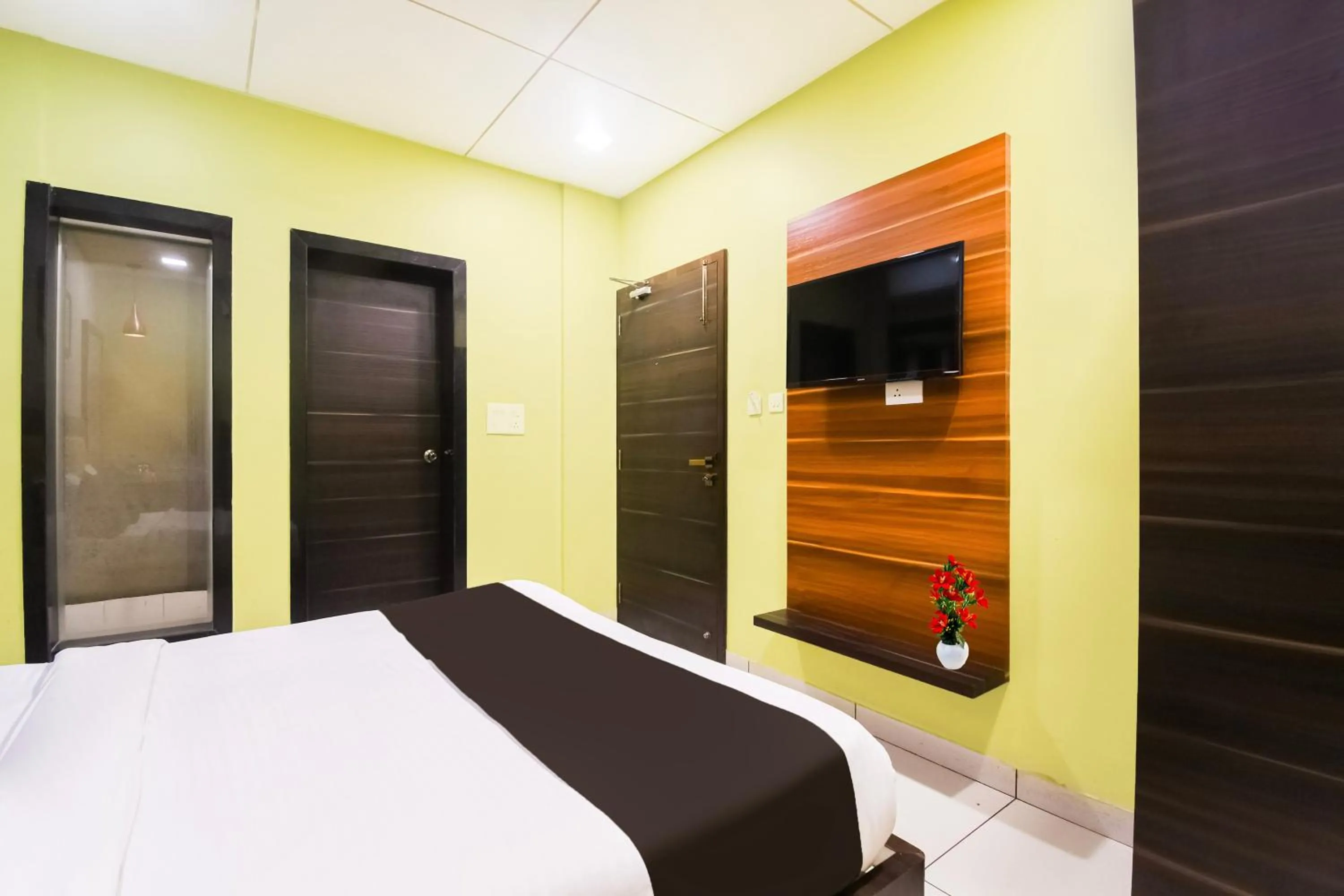 Bedroom, Bed in Super Townhouse Near Marine Drive