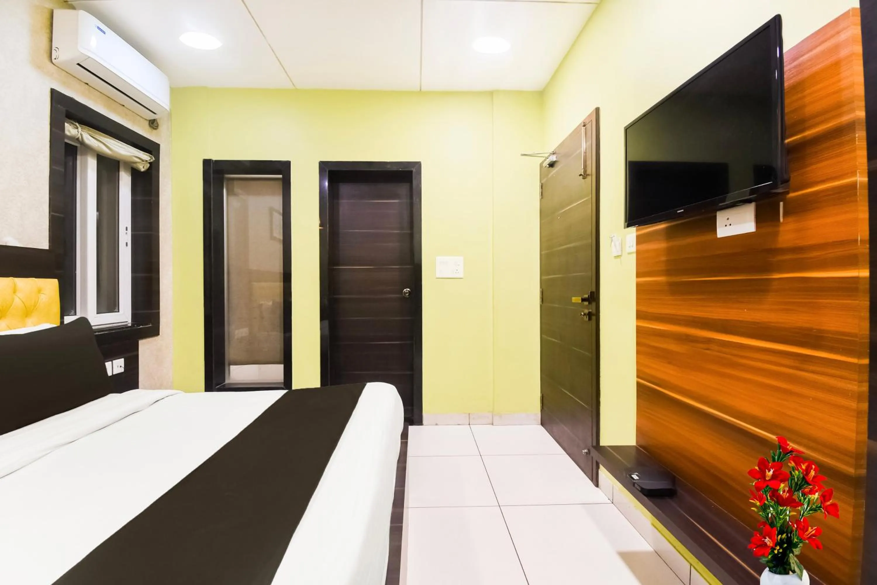 Bedroom, Bed in Super Townhouse Near Marine Drive