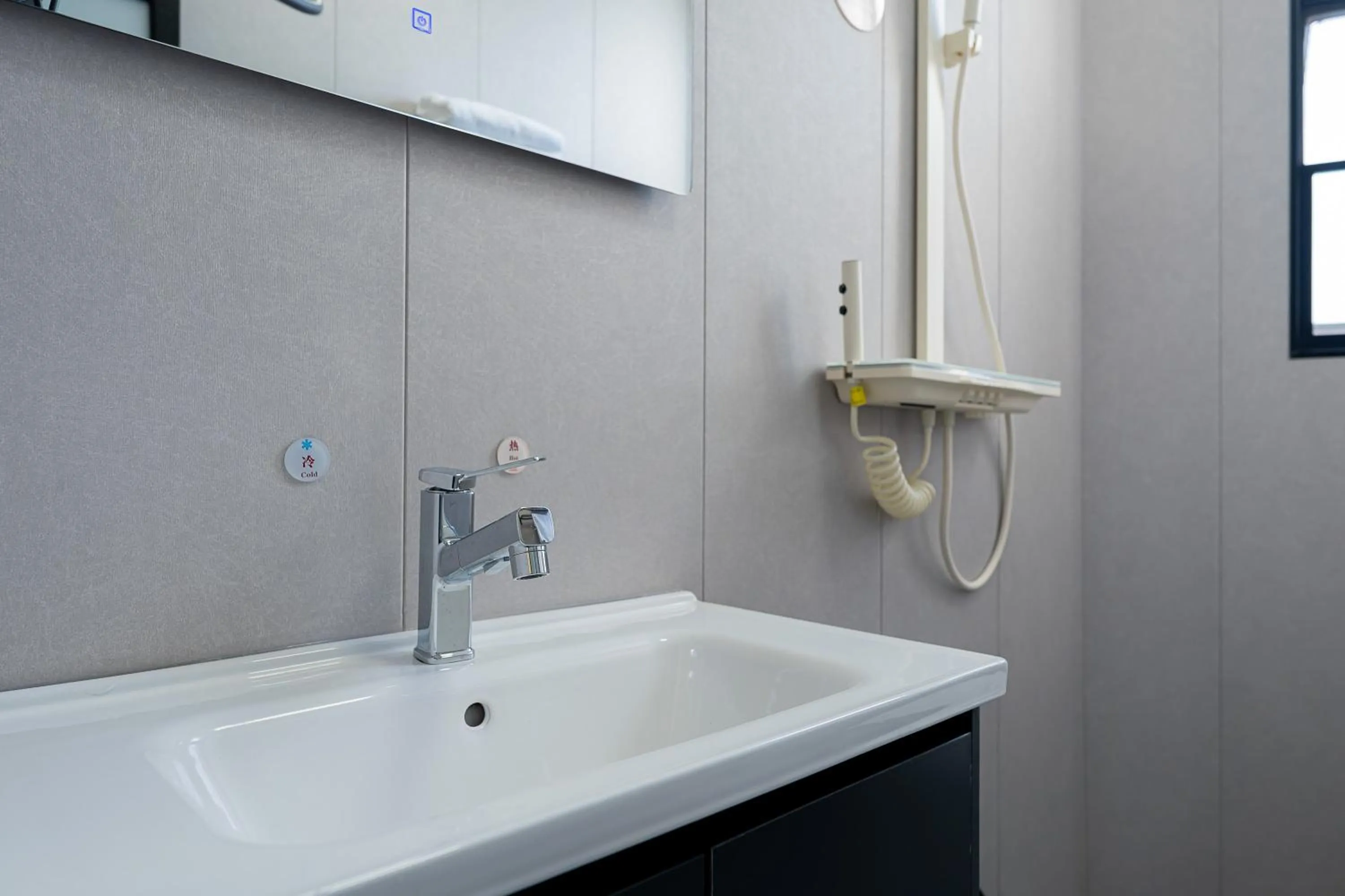 Shower in Wuyi Whispering Maple