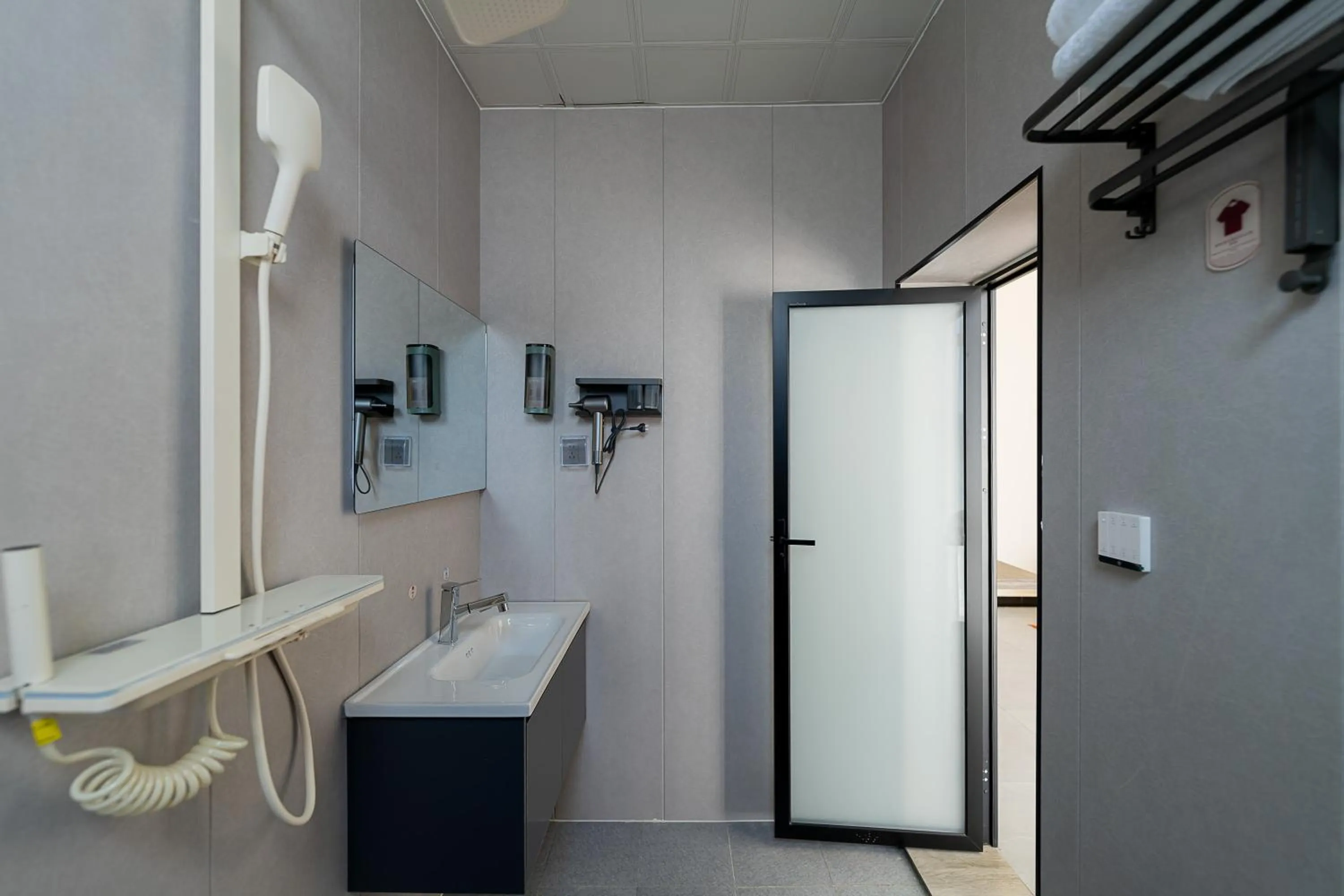 Shower in Wuyi Whispering Maple