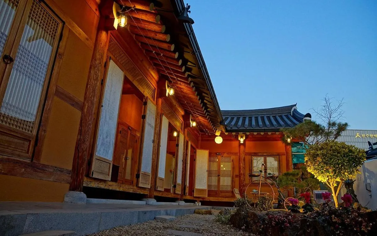 Jeonju Hanok Maeul Sukbak Sarang Gadeuk
