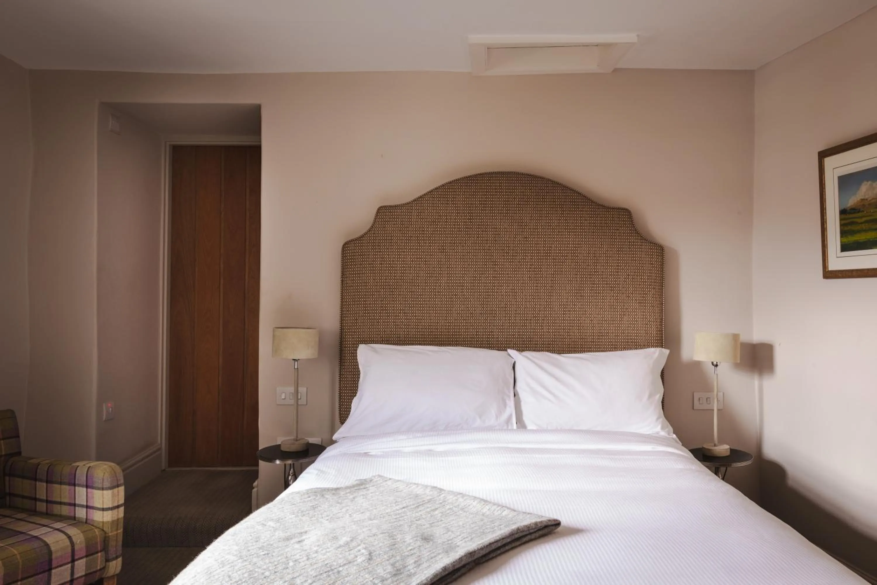 Bedroom, Bed in The Pilsley Inn - Chatsworth