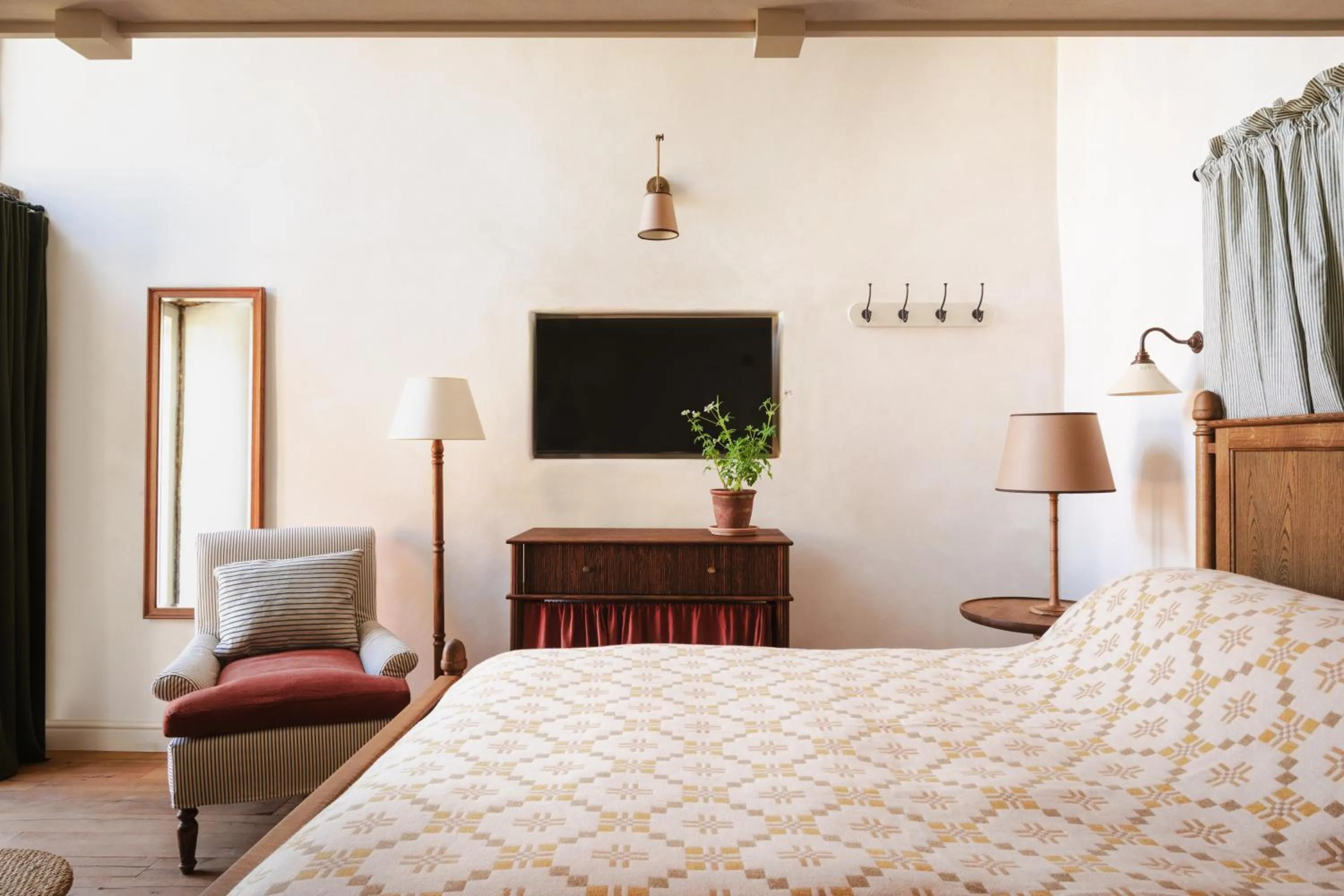 Bedroom, Bed in The Pilsley Inn - Chatsworth