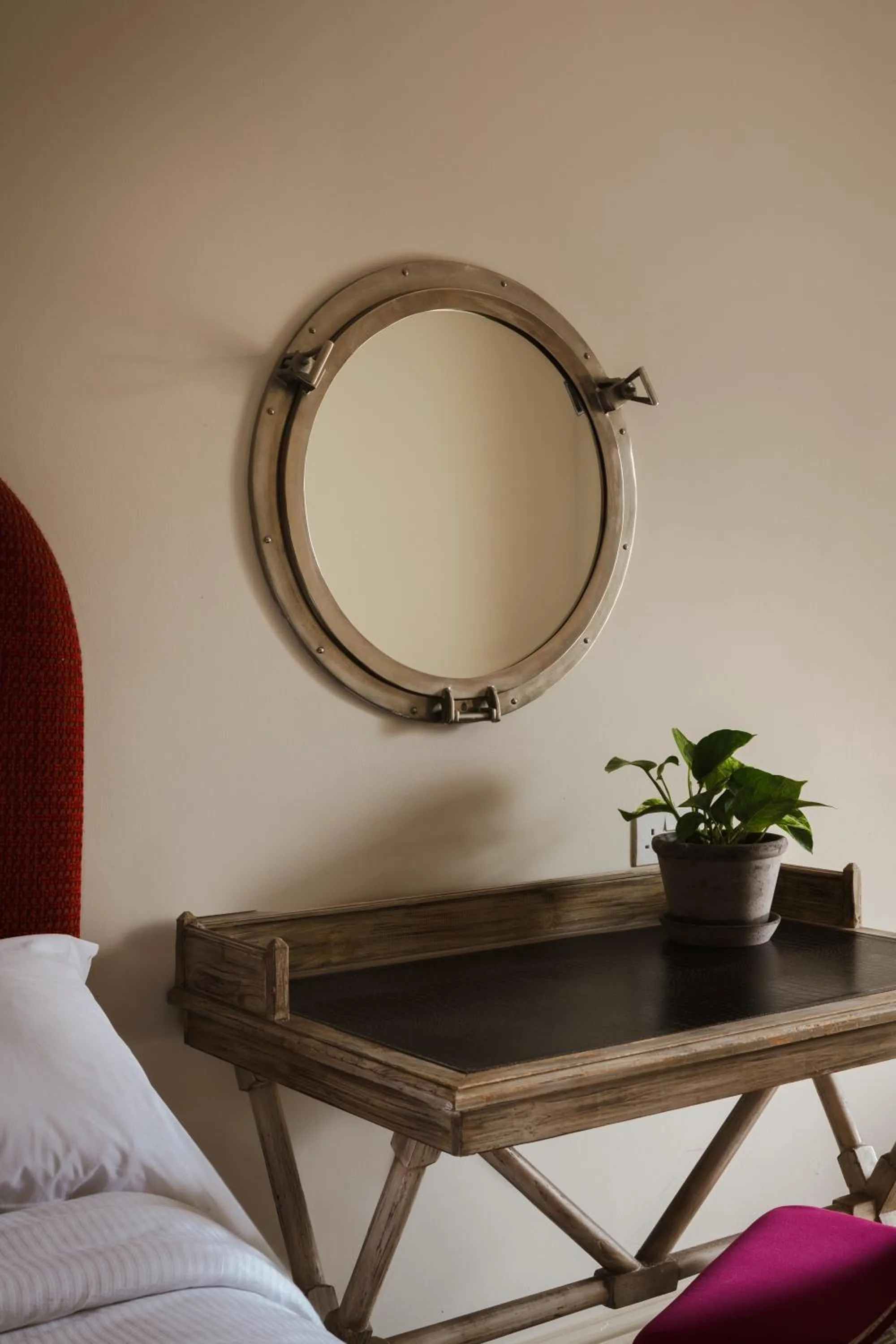 Bedroom, Bed in The Pilsley Inn - Chatsworth