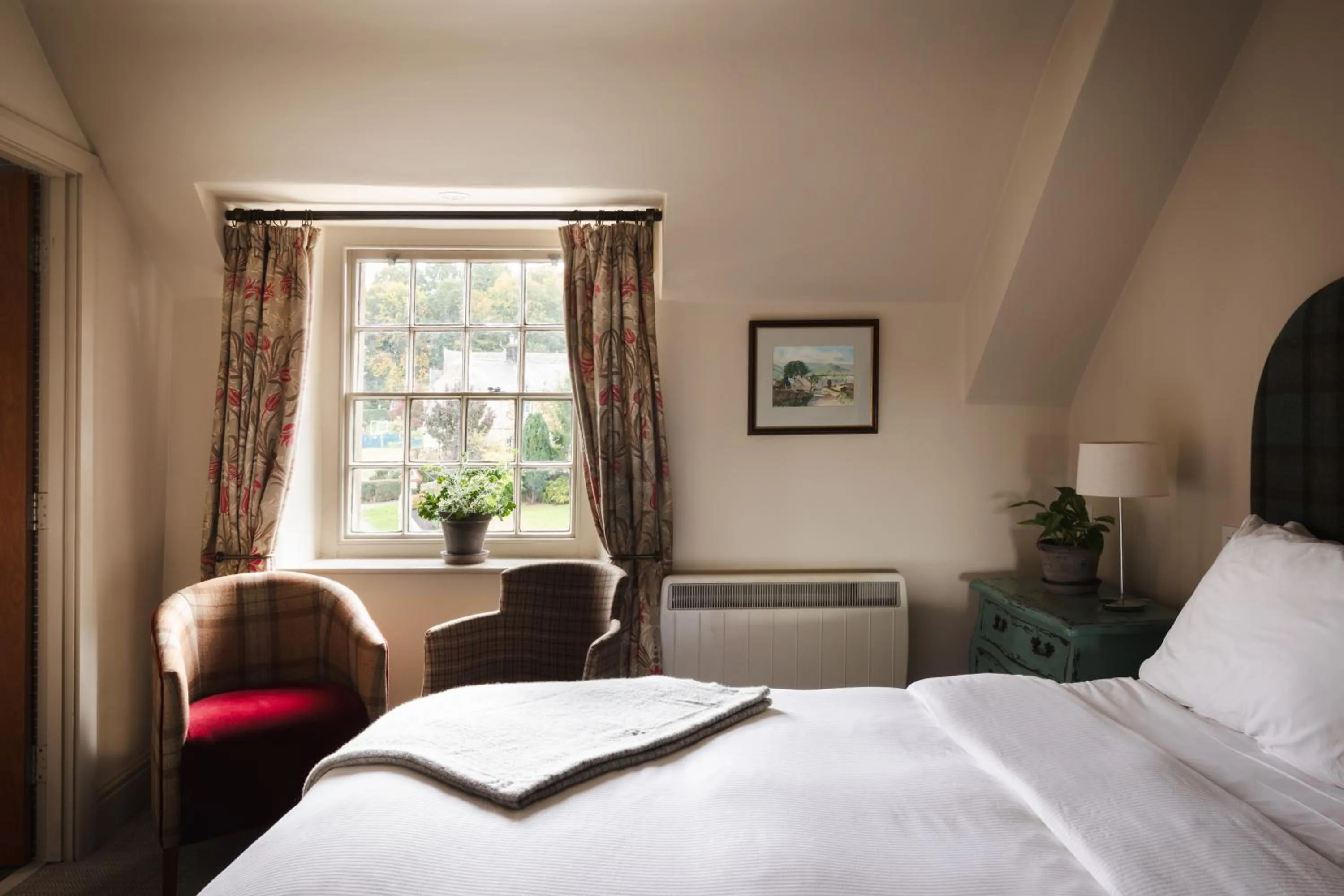 Bedroom, Bed in The Pilsley Inn - Chatsworth