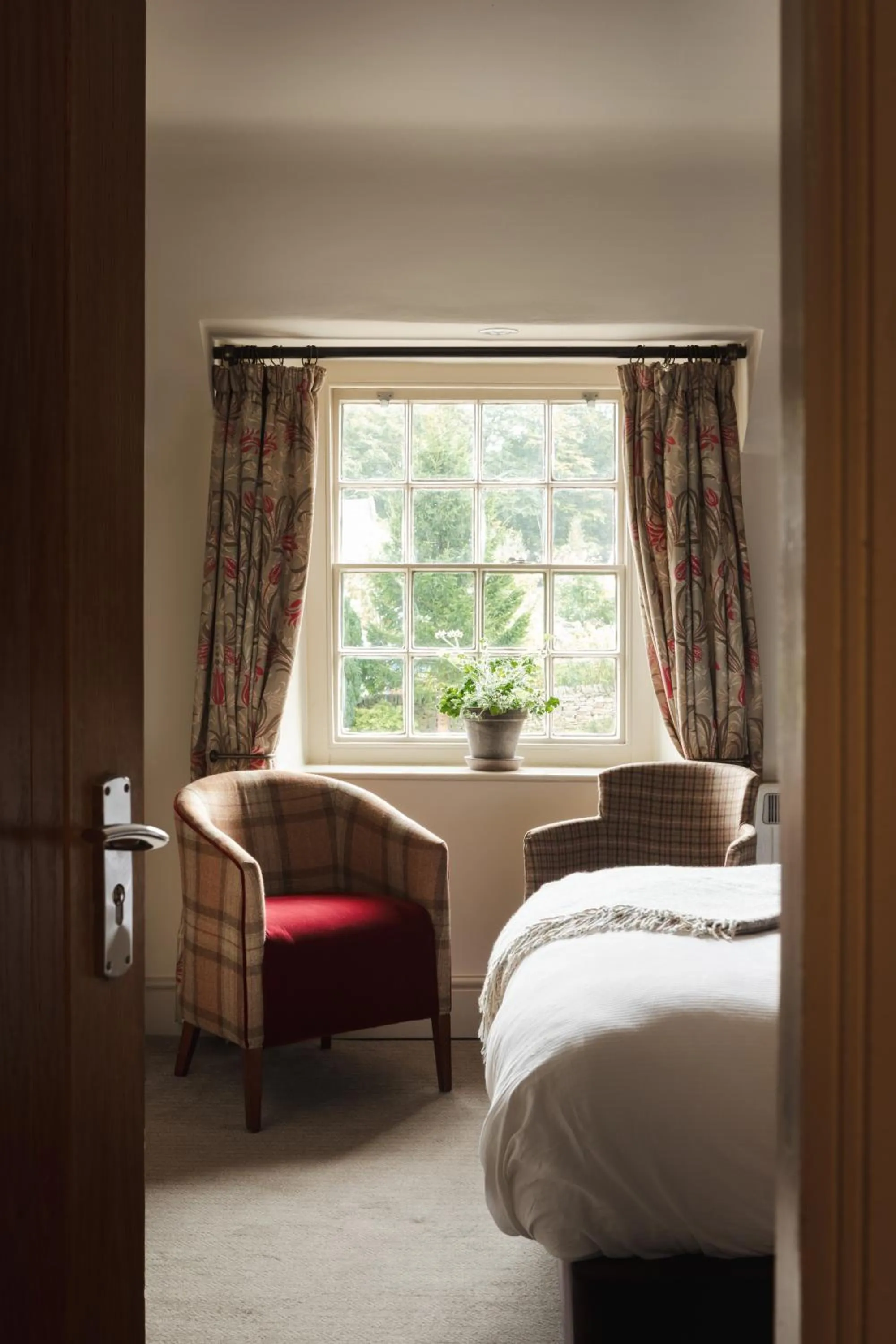 Bedroom, Bed in The Pilsley Inn - Chatsworth