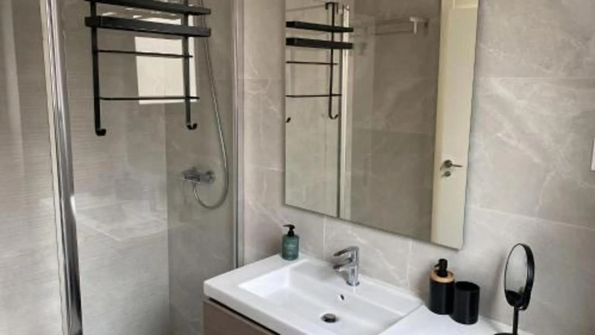 6 Guests - 3 Bedrooms - Private Garden - Pool