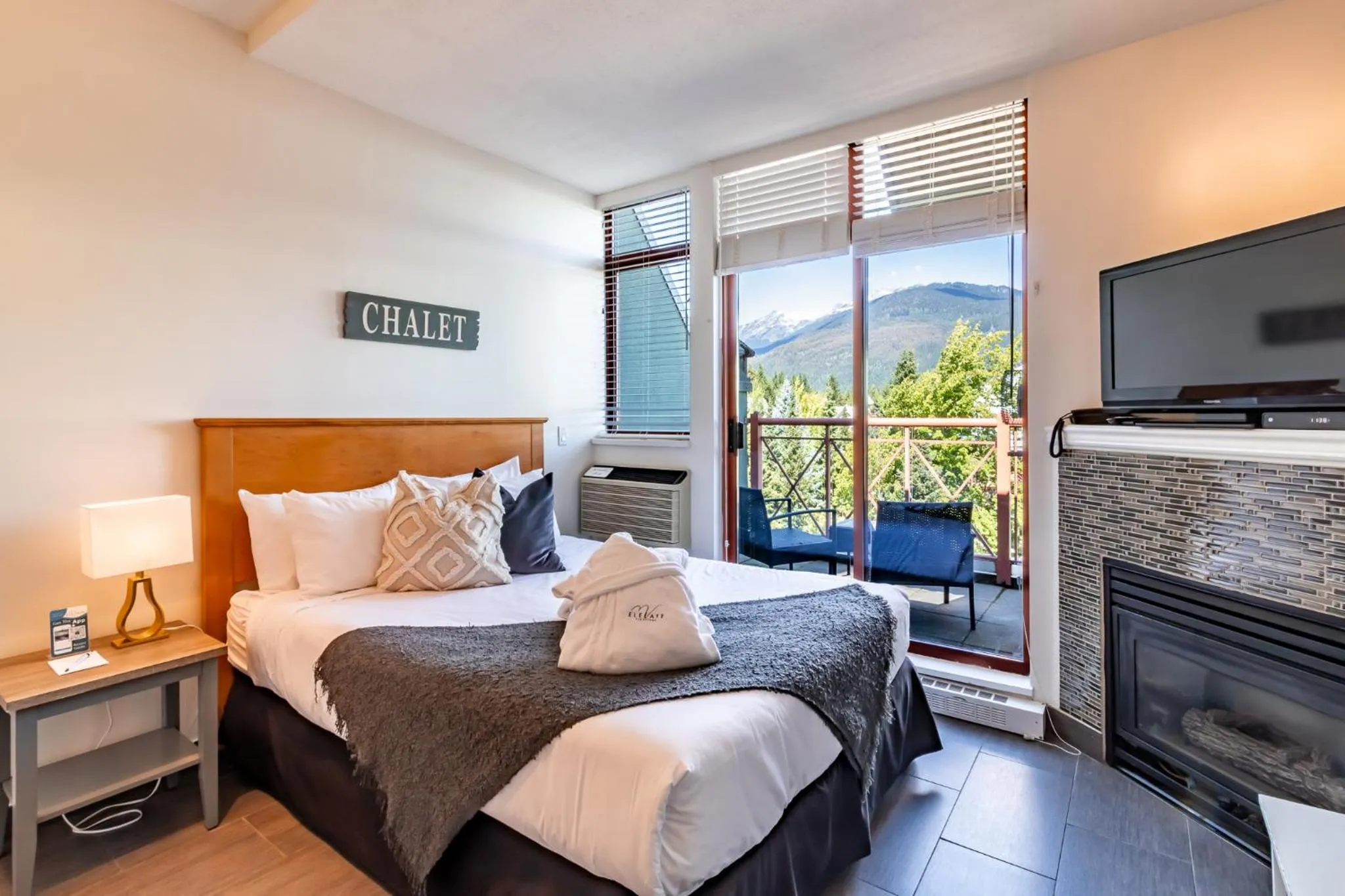 TV and multimedia, Bed in Alpenglow Lodge by Elevate Vacations