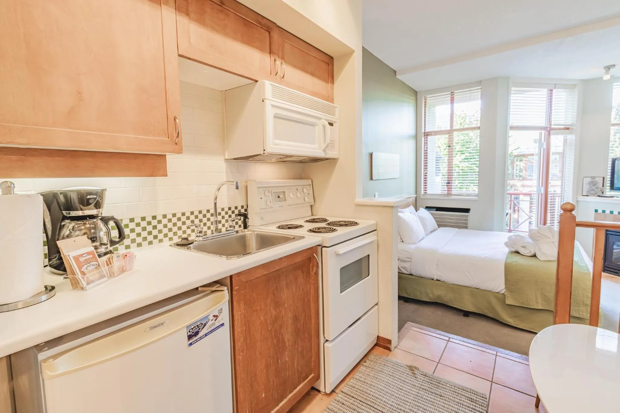 Kitchen or kitchenette, Bed in Alpenglow Lodge by Elevate Vacations