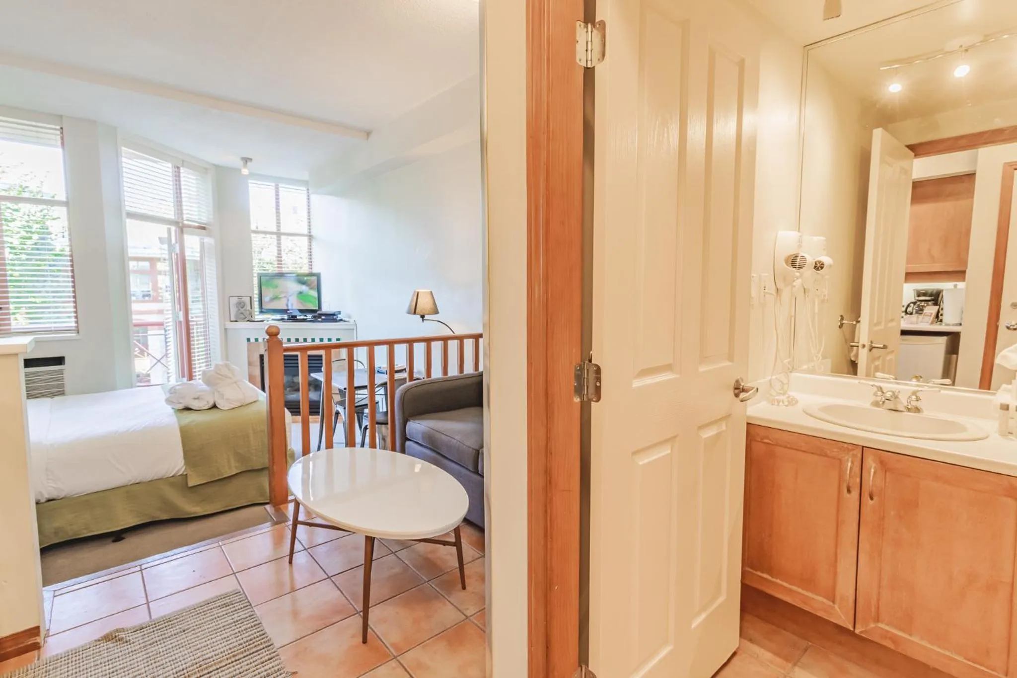 Photo of the whole room, Bed in Alpenglow Lodge by Elevate Vacations