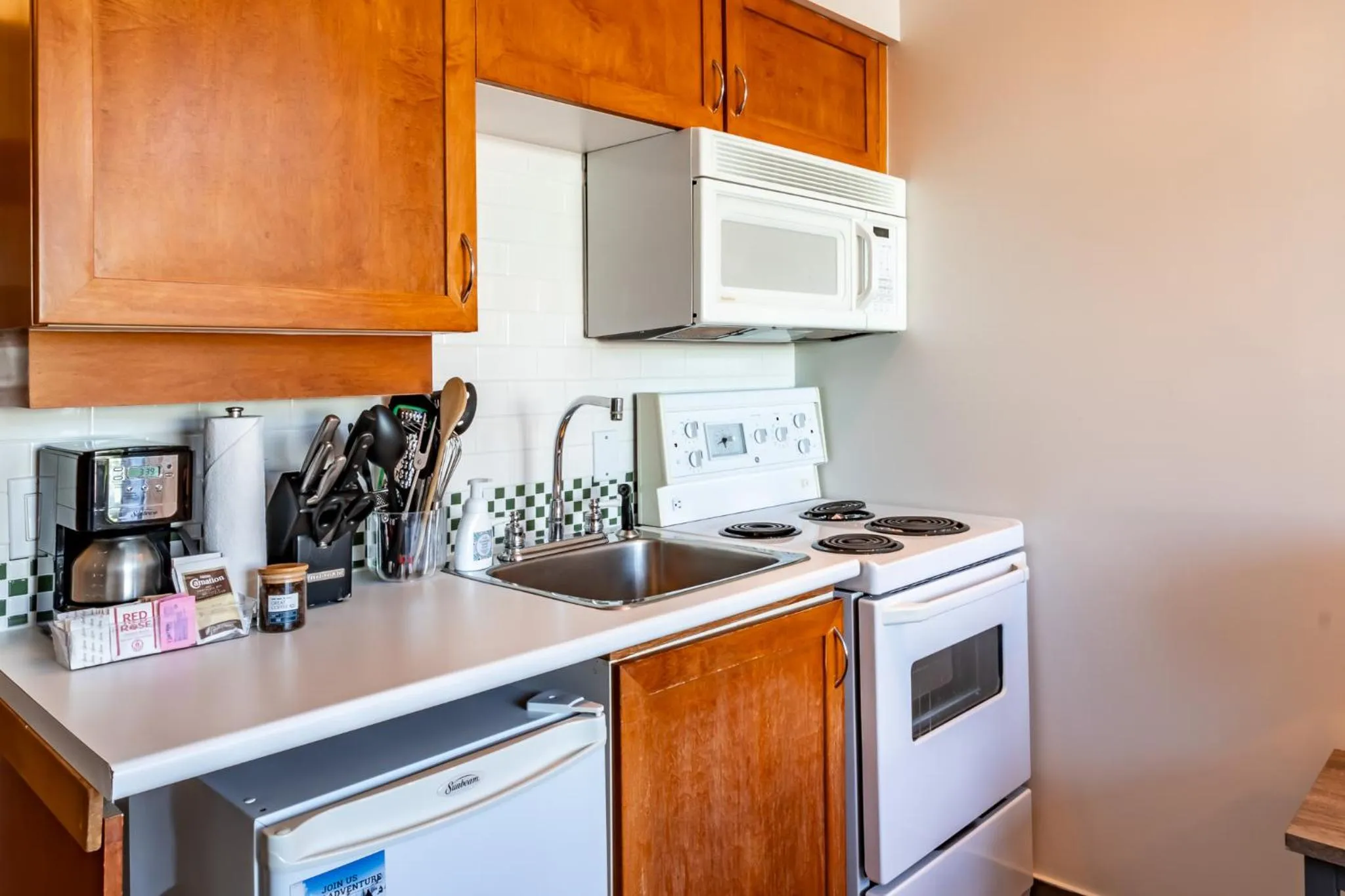 Coffee/tea facilities in Alpenglow Lodge by Elevate Vacations