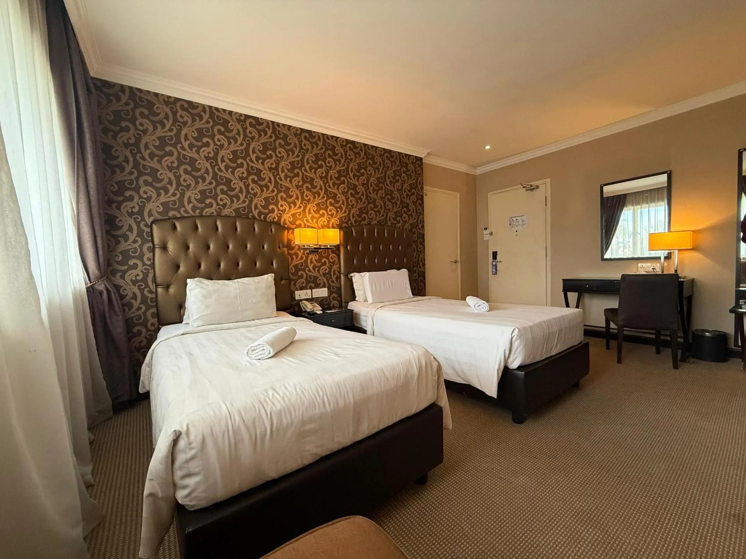 Bedroom, Bed in Merchant Hotel