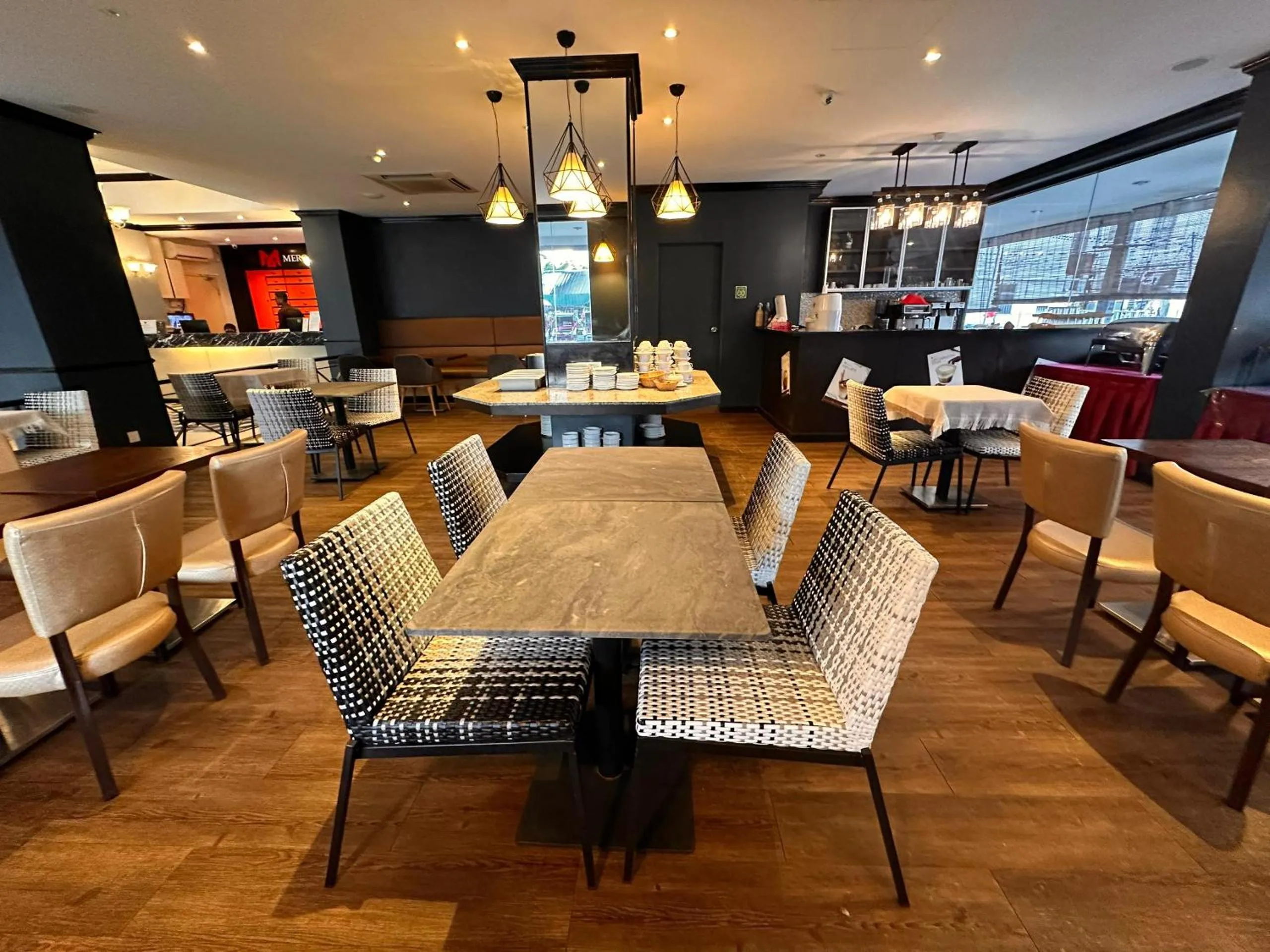 Restaurant/places to eat in Merchant Hotel