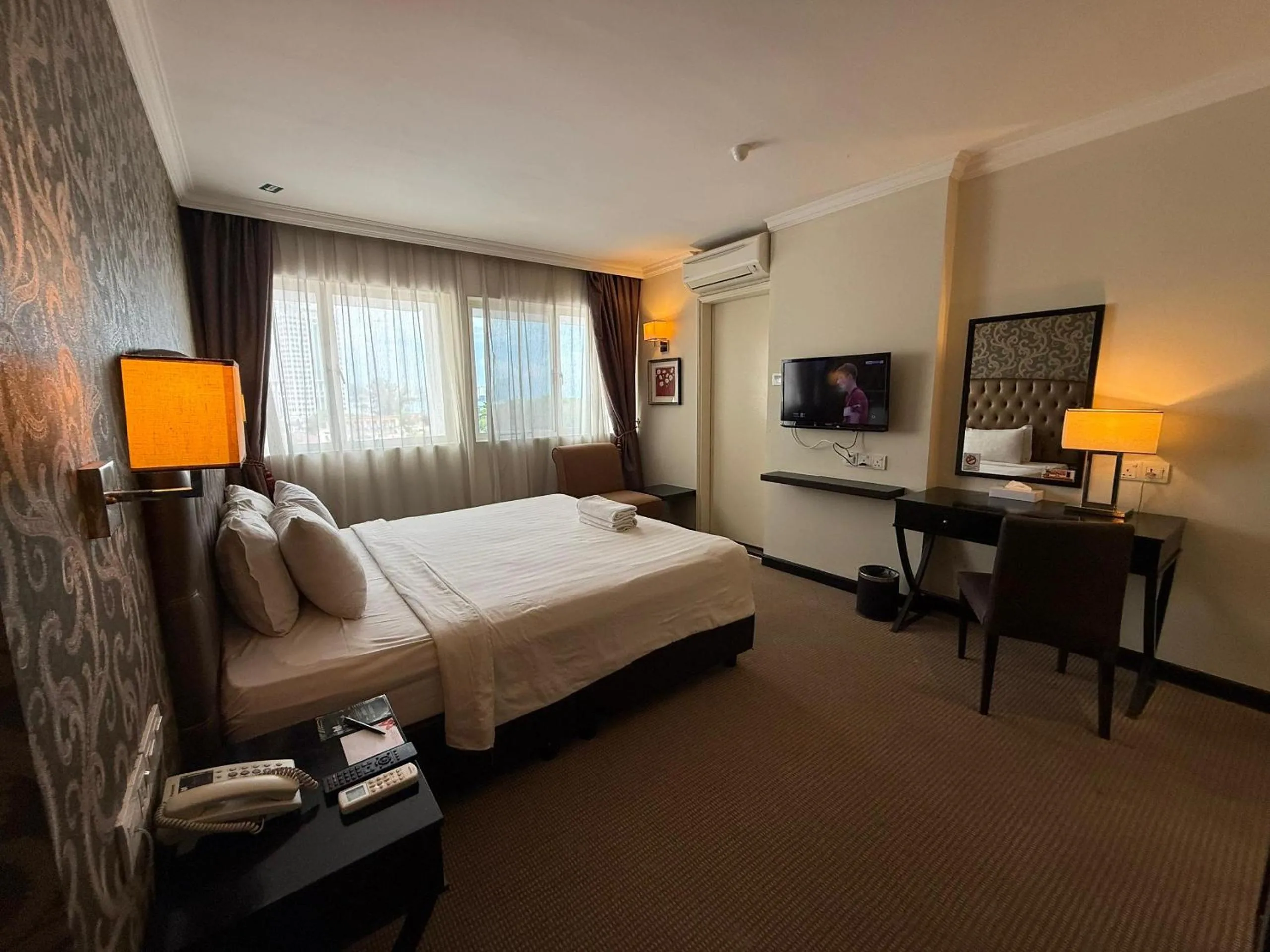 Bedroom, Bed in Merchant Hotel