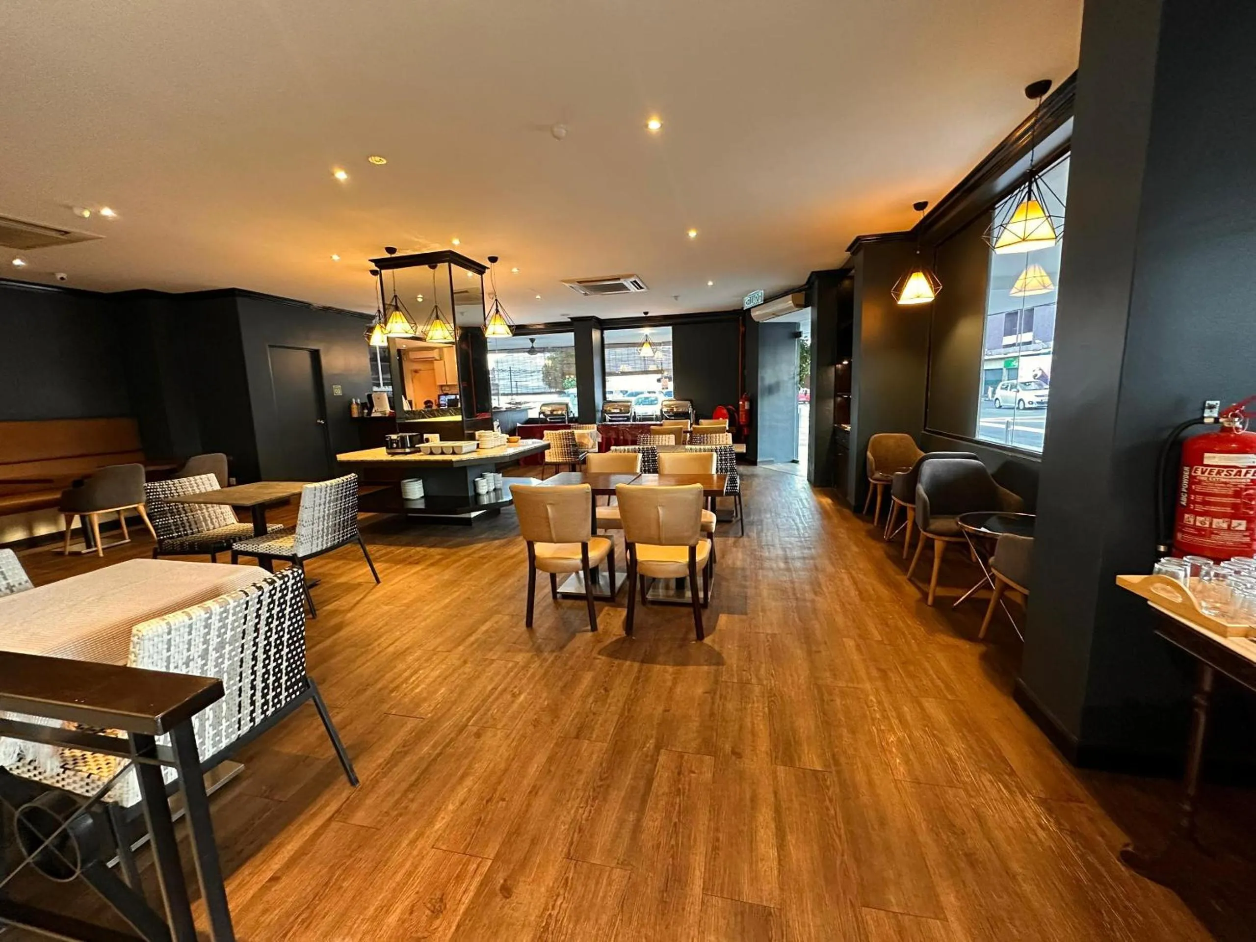 Restaurant/places to eat in Merchant Hotel