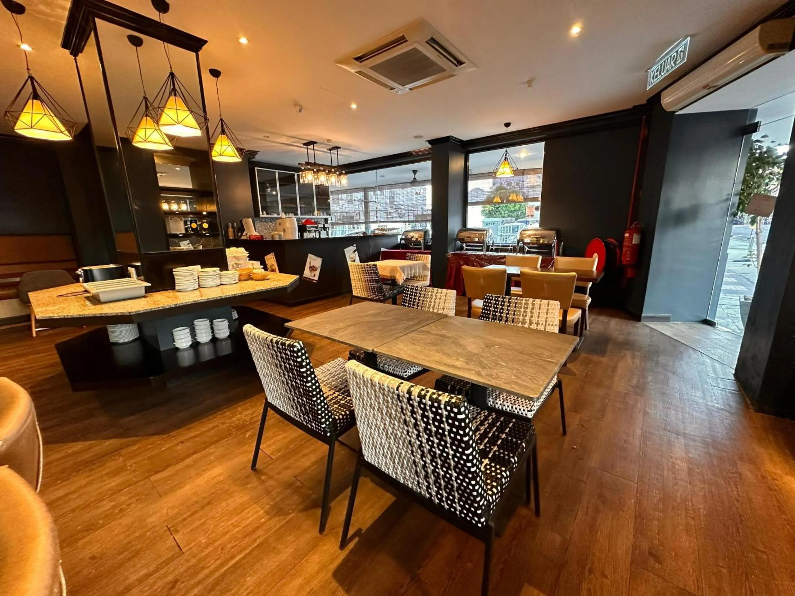 Restaurant/places to eat in Merchant Hotel