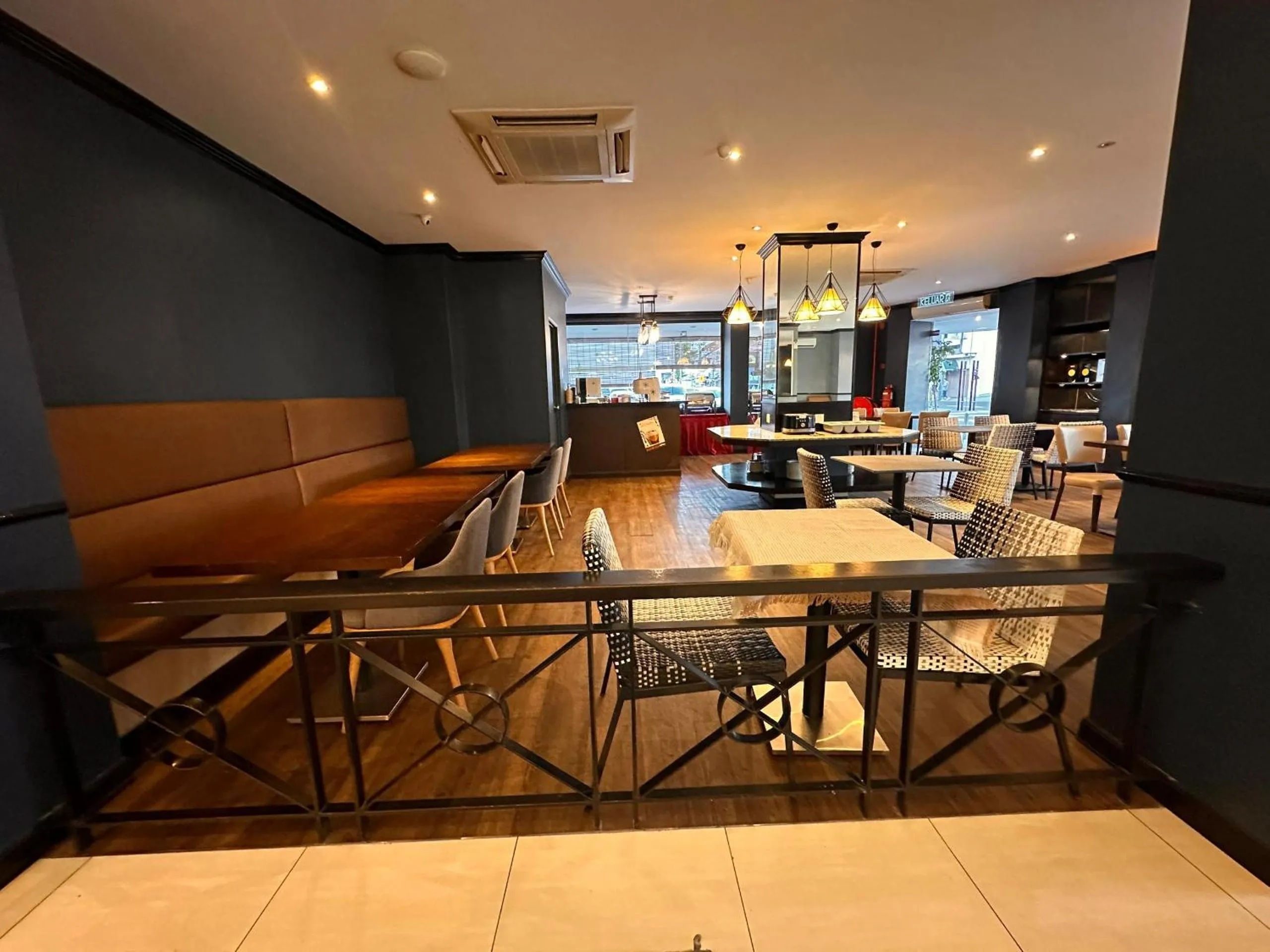 Restaurant/places to eat in Merchant Hotel