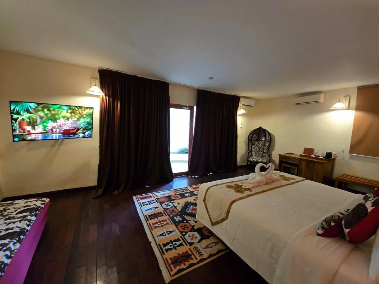 Bedroom, Bed in Sky Suites