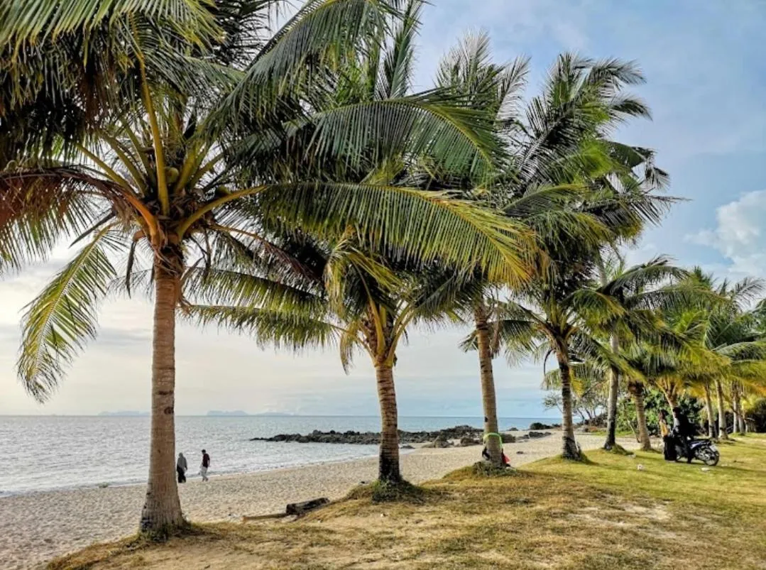 Beach in Peace Lanta Mansion