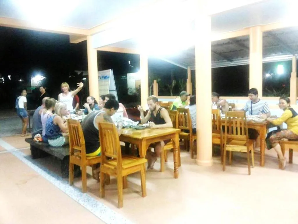 Restaurant/places to eat in Peace Lanta Mansion