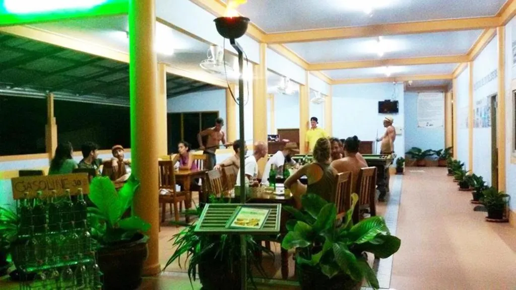 Restaurant/places to eat in Peace Lanta Mansion