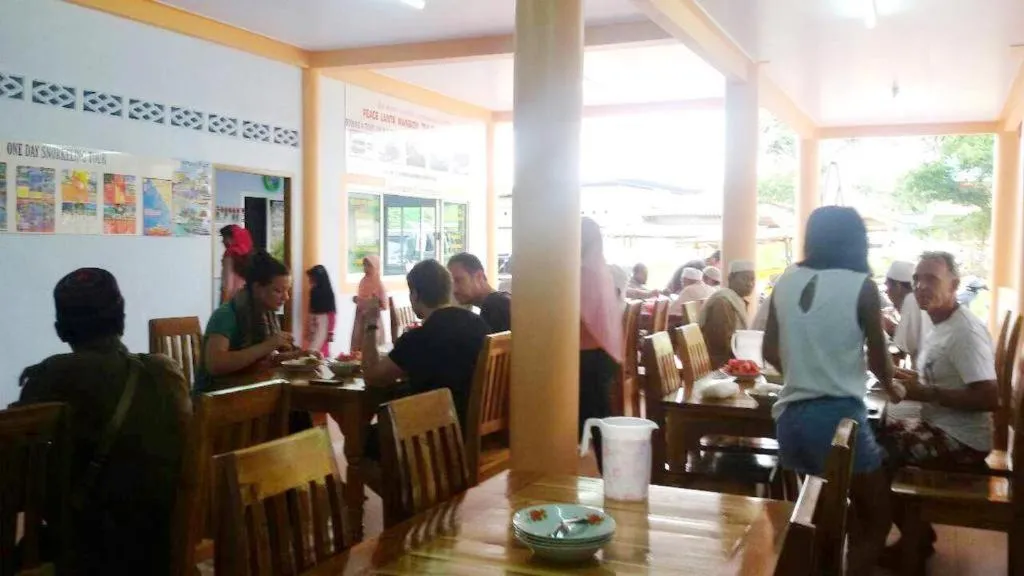 Restaurant/places to eat in Peace Lanta Mansion