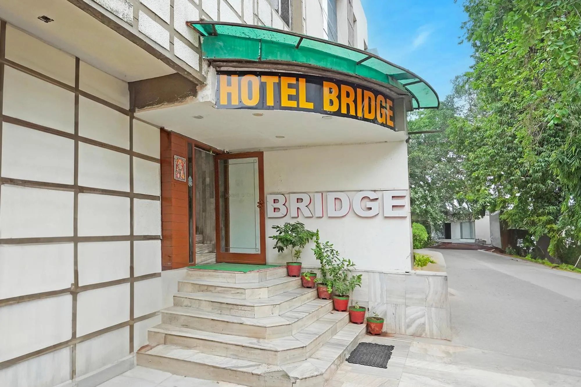 Facade/entrance in FabHotel Bridge