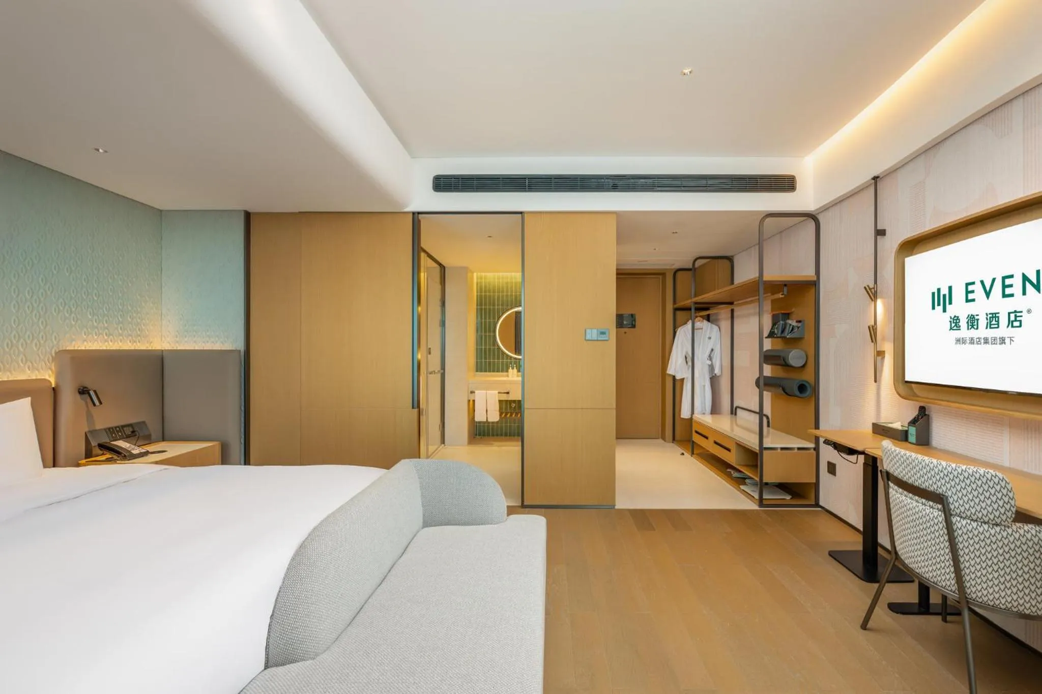 Photo of the whole room, Bed in EVEN Hotel Quanzhou City Center by IHG