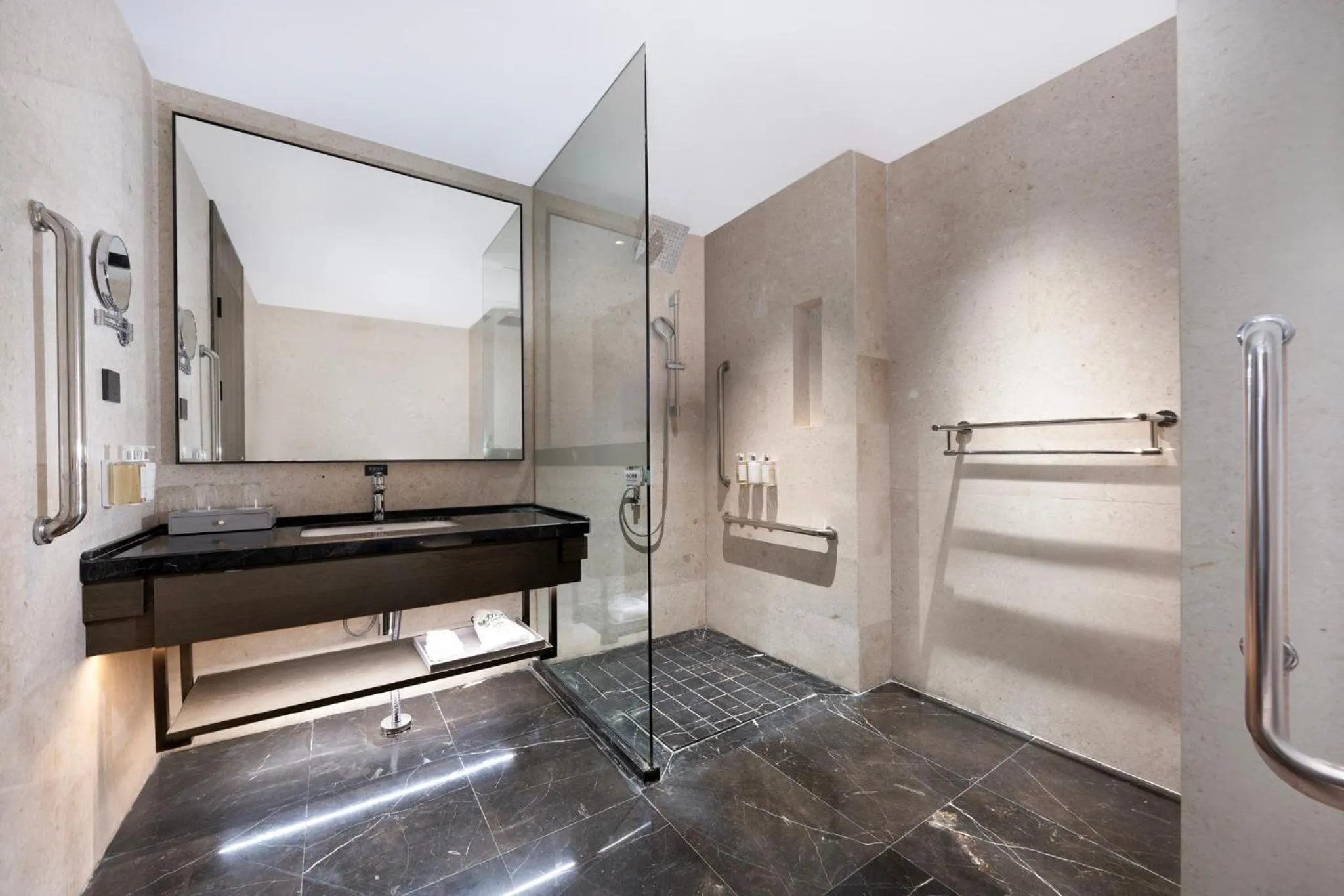 Bathroom in Holiday Inn Xuzhou Yunquan by IHG