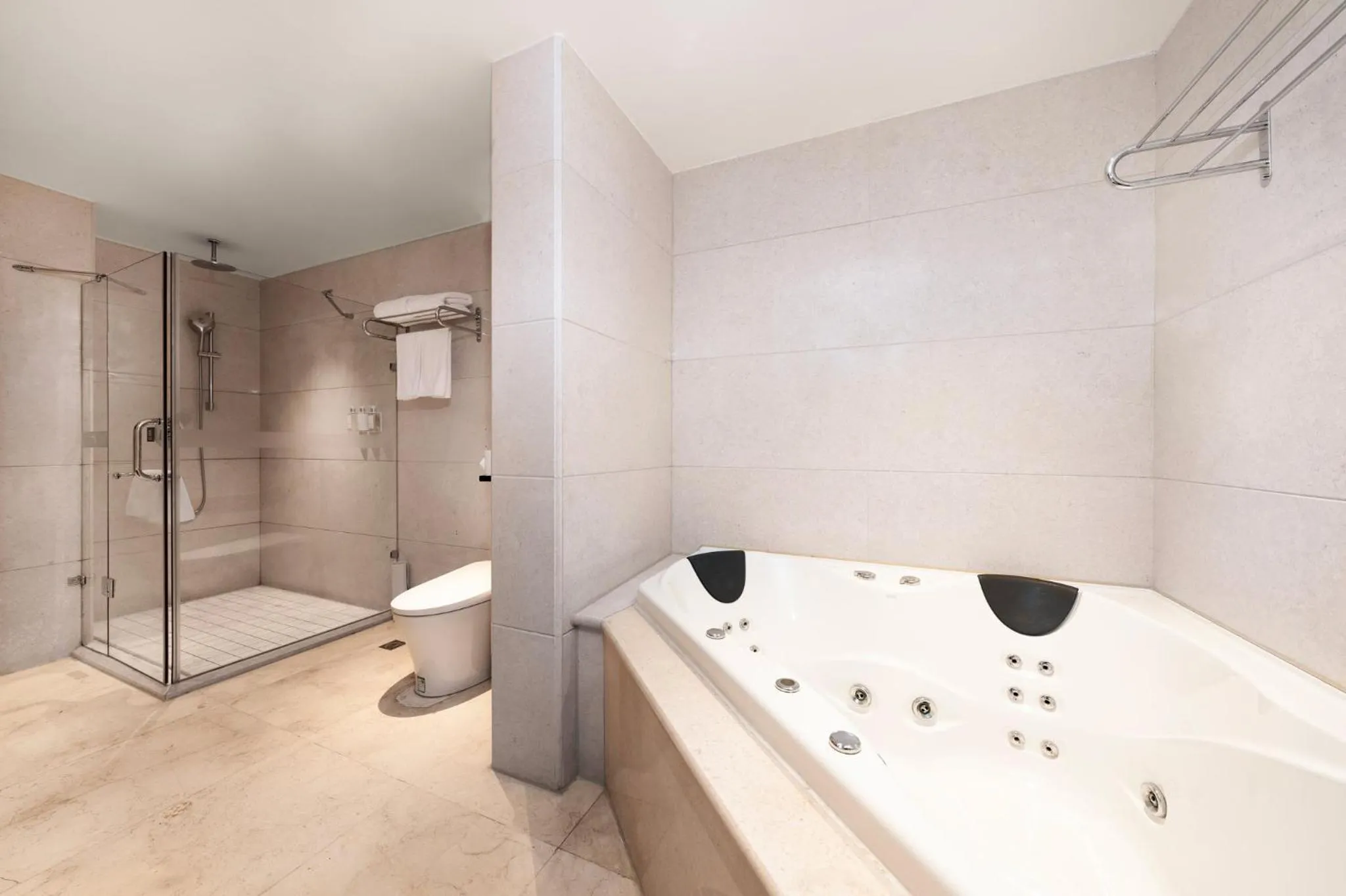 Bathroom in Holiday Inn Xuzhou Yunquan by IHG