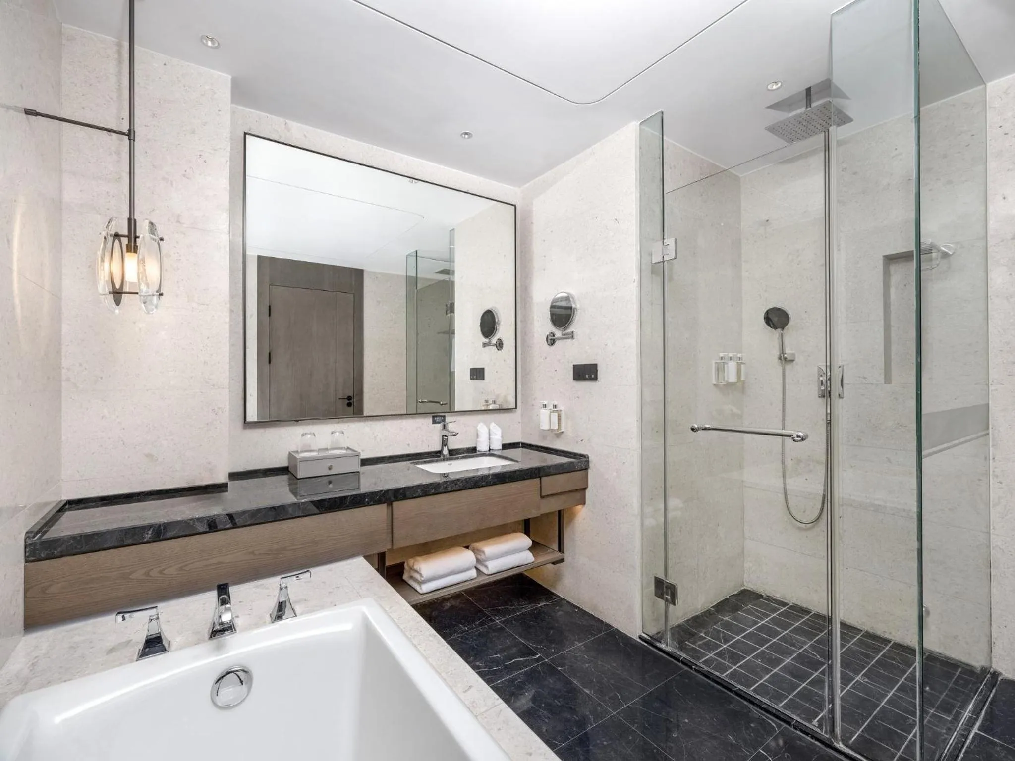 Bathroom in Holiday Inn Xuzhou Yunquan by IHG