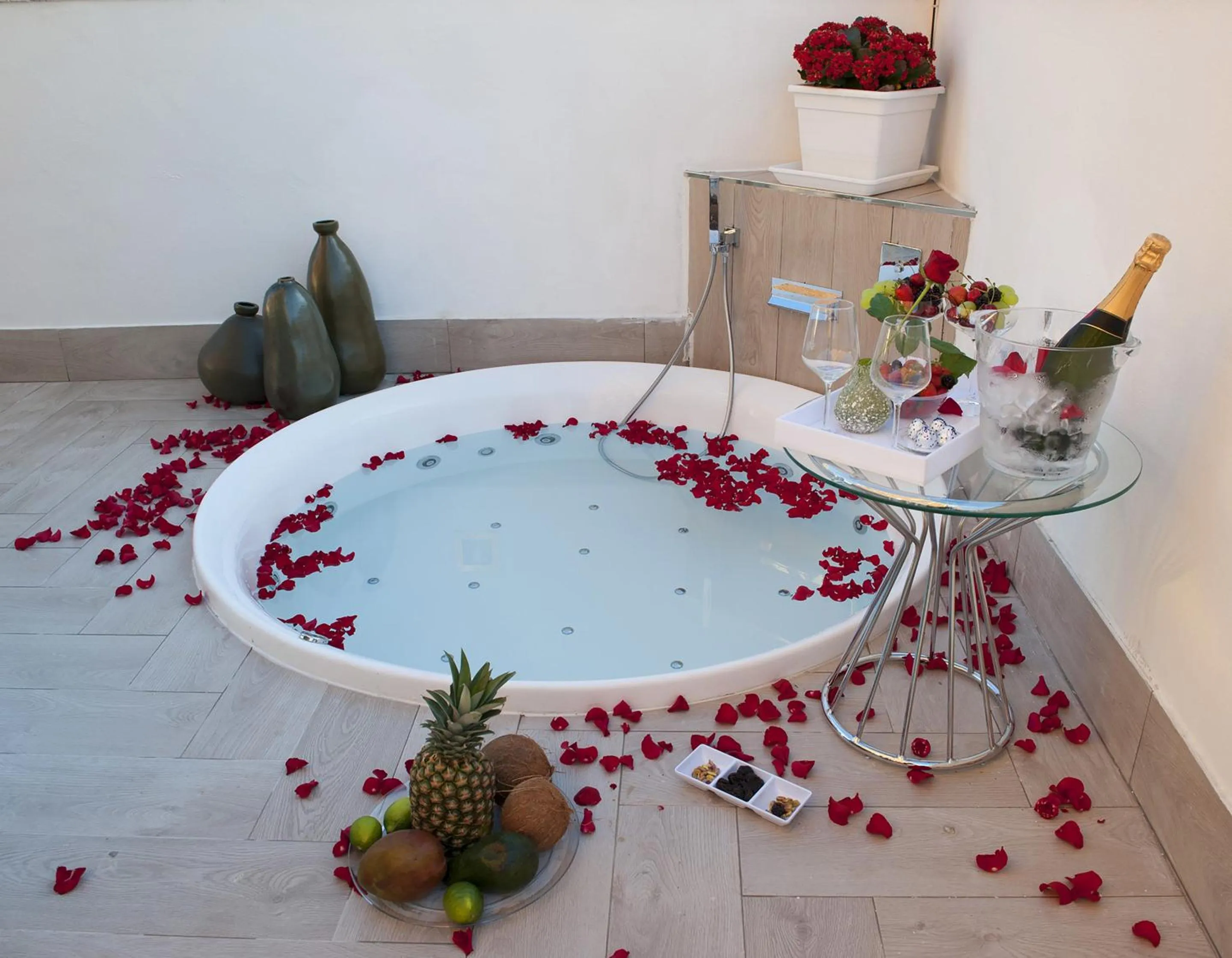 Hot Tub in Terrazza Marco Antonio Luxury Suite