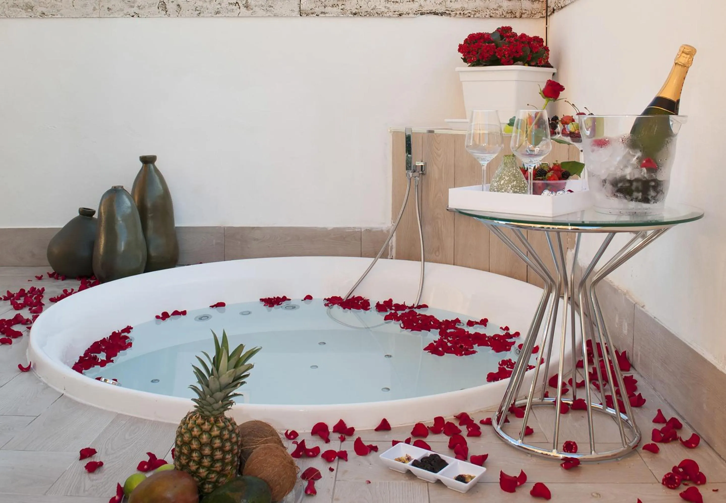 Hot Tub in Terrazza Marco Antonio Luxury Suite