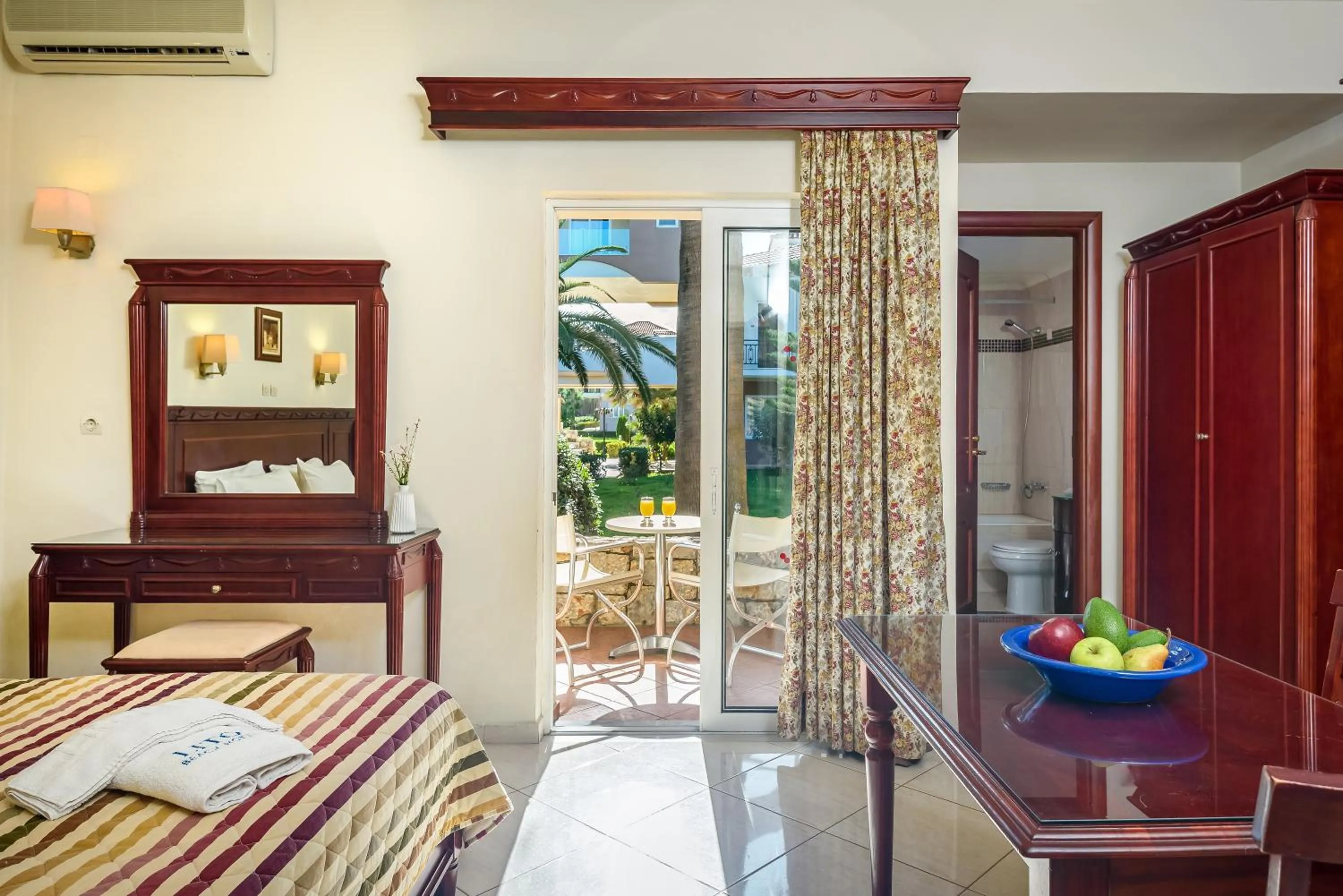 Patio, Bed in Lito Beach Hotel