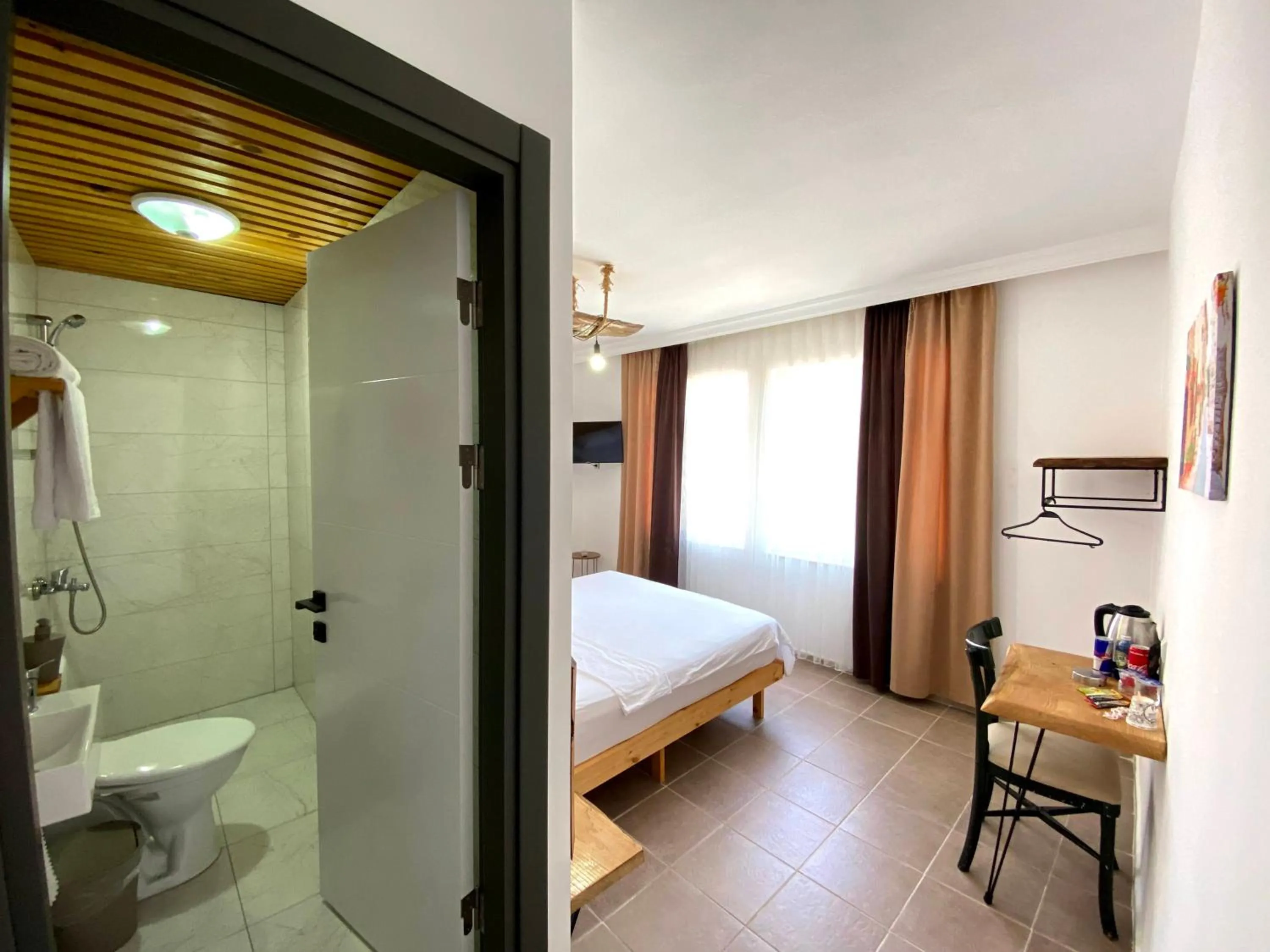 Toilet, Bed in Medi Otel