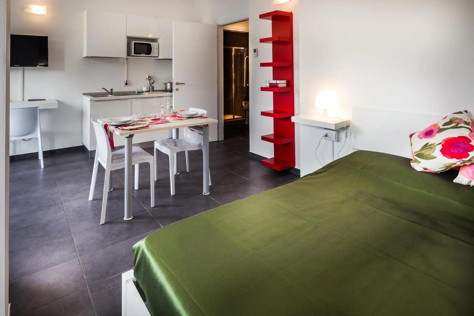 Photo of the whole room, Bed in Residence Peloni