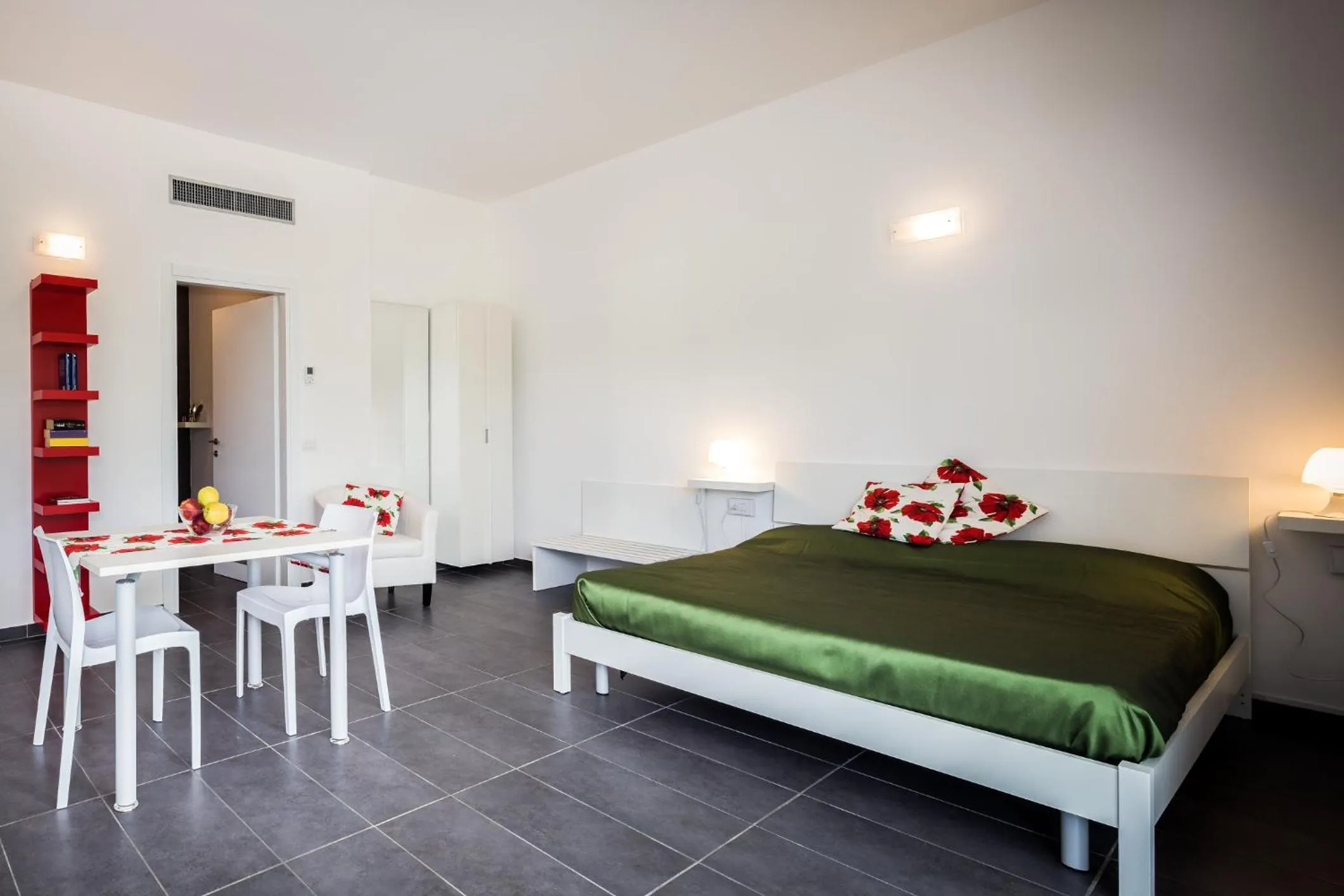 Photo of the whole room, Bed in Residence Peloni