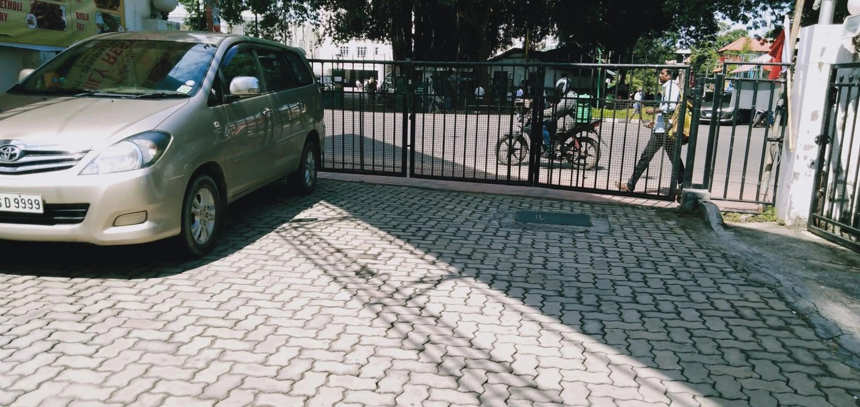 Area and facilities in Chirag Inn