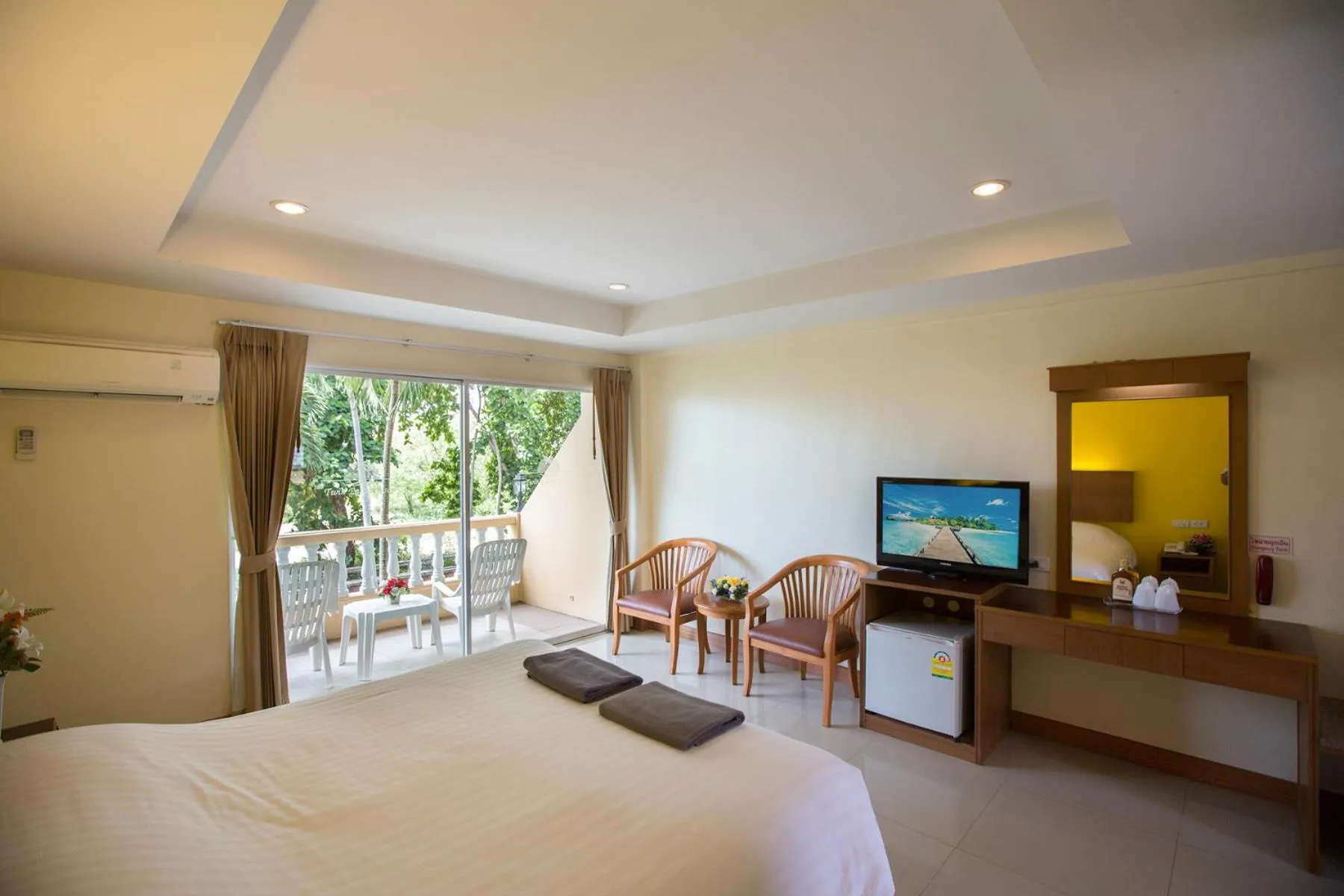 TV and multimedia, Bed in Twin Palms Resort Pattaya, SHA Extra Plus Certified