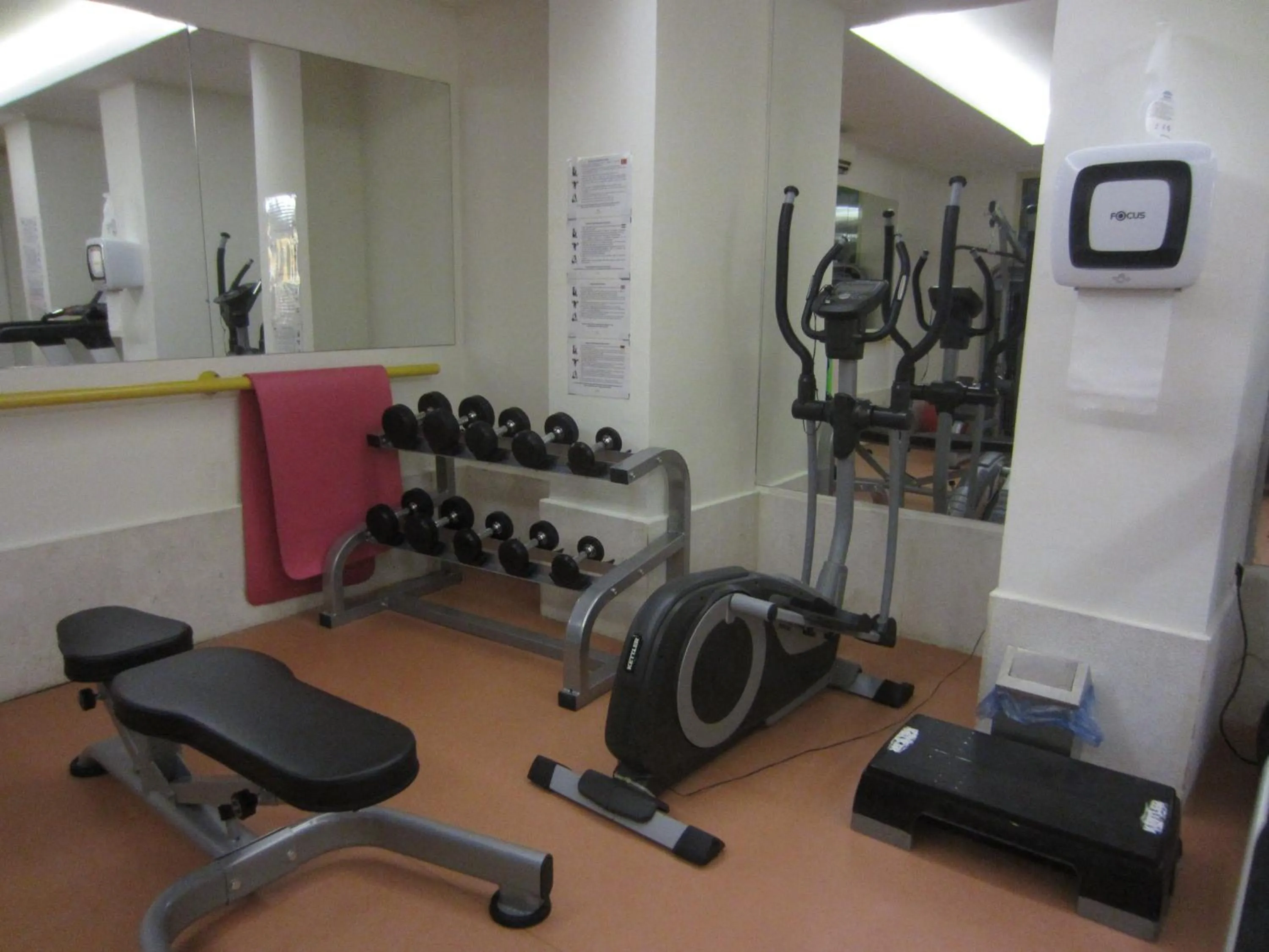 Fitness centre/facilities in Golden Lotus Hotel