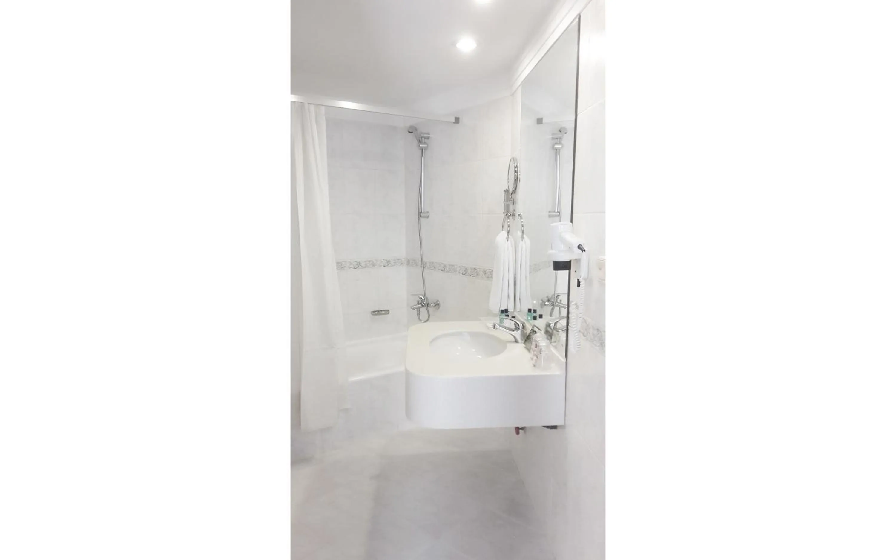 Shower in Golden Lotus Hotel