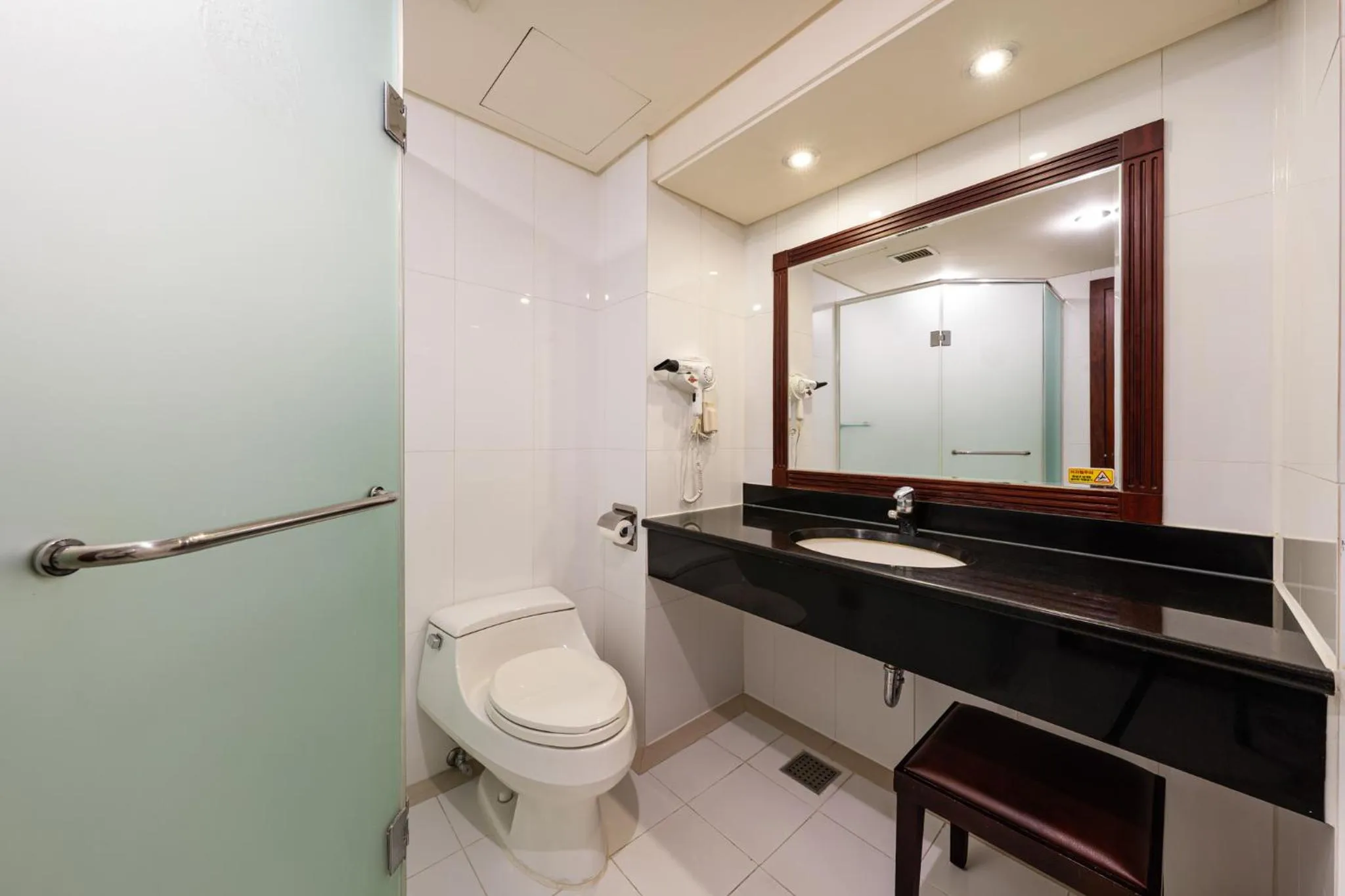 Shower in The Hill House Yangpyeong