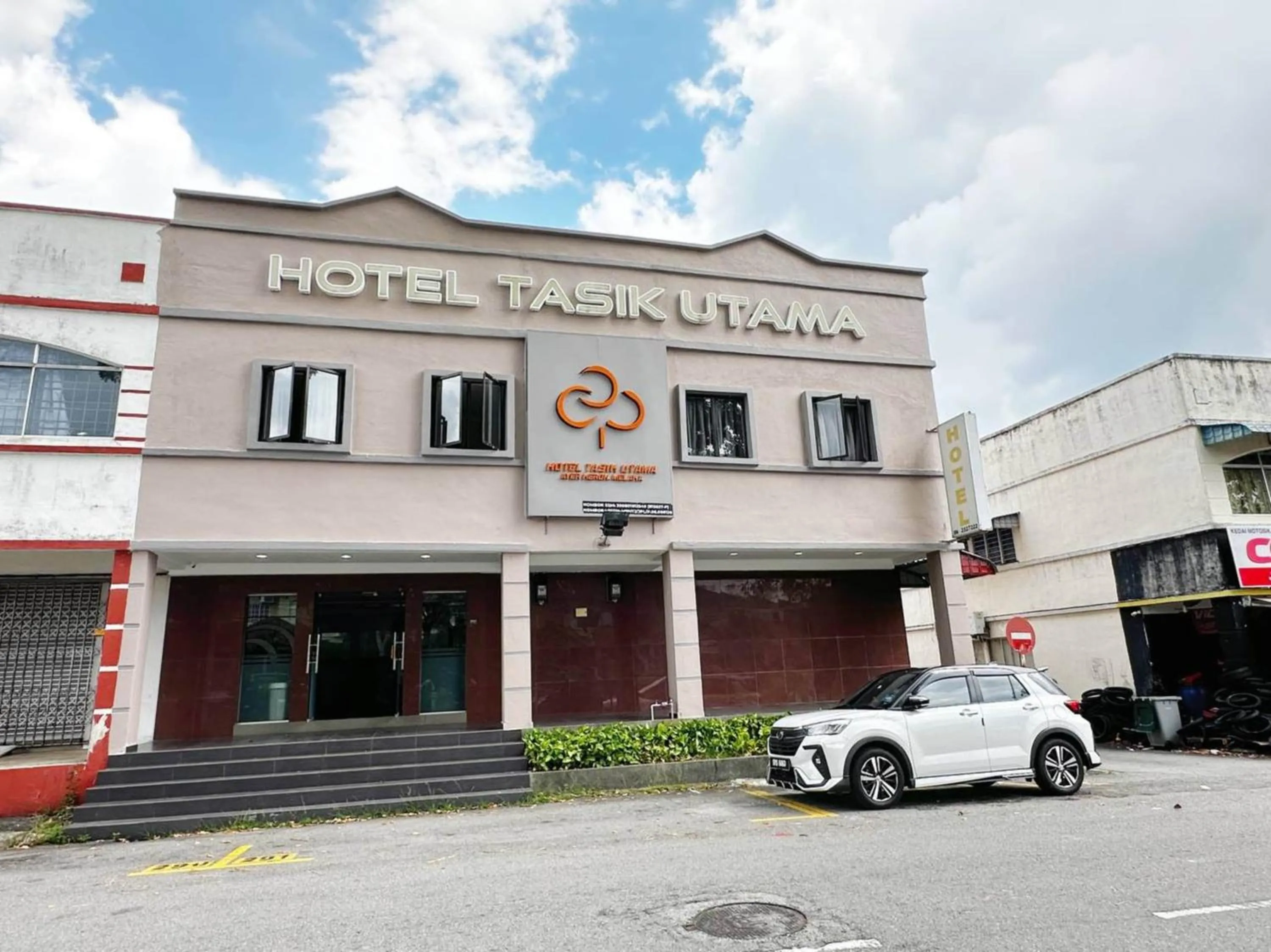 Facade/entrance in Hotel O Tasik Utama