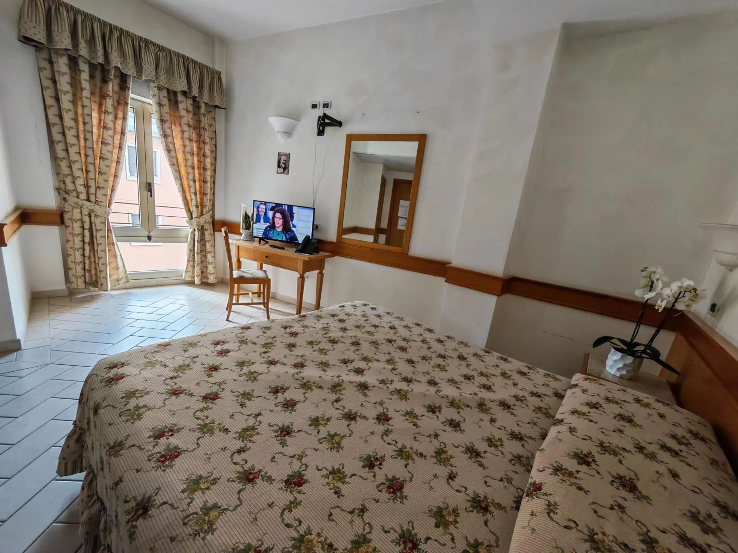 Large Double or Twin Room - single occupancy in Hotel Pace