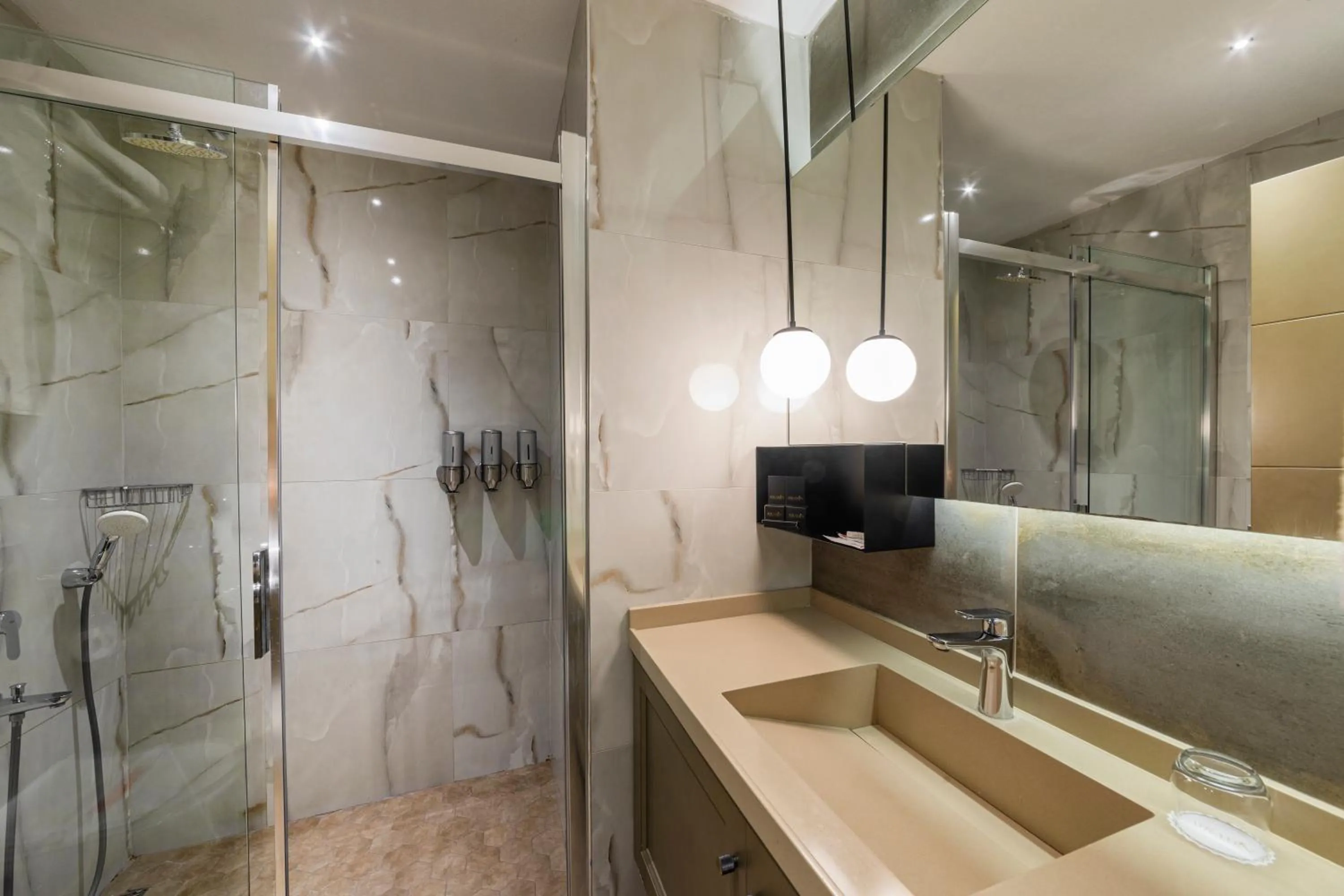 Shower in Ayramin Deluxe Hotel Taksim