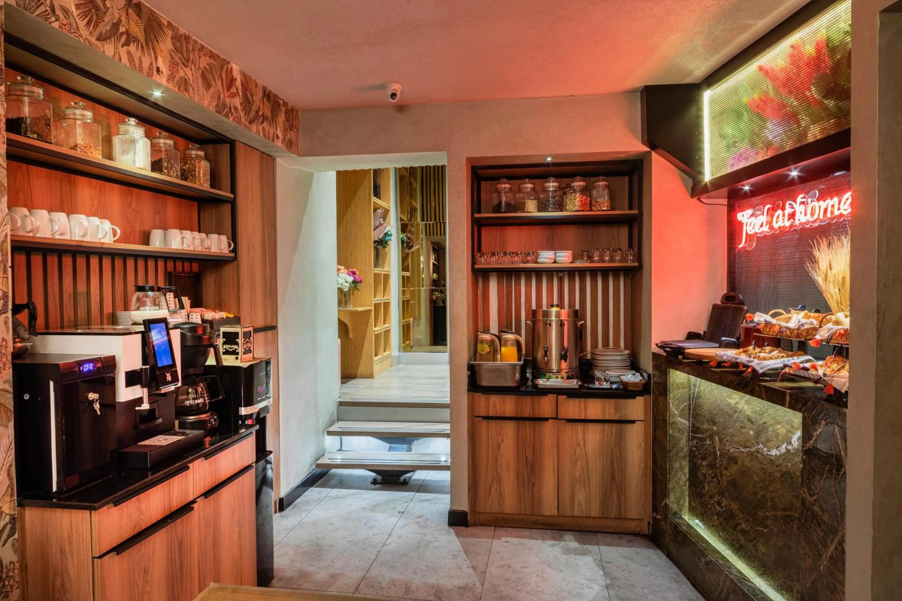 Restaurant/places to eat in Ayramin Deluxe Hotel Taksim