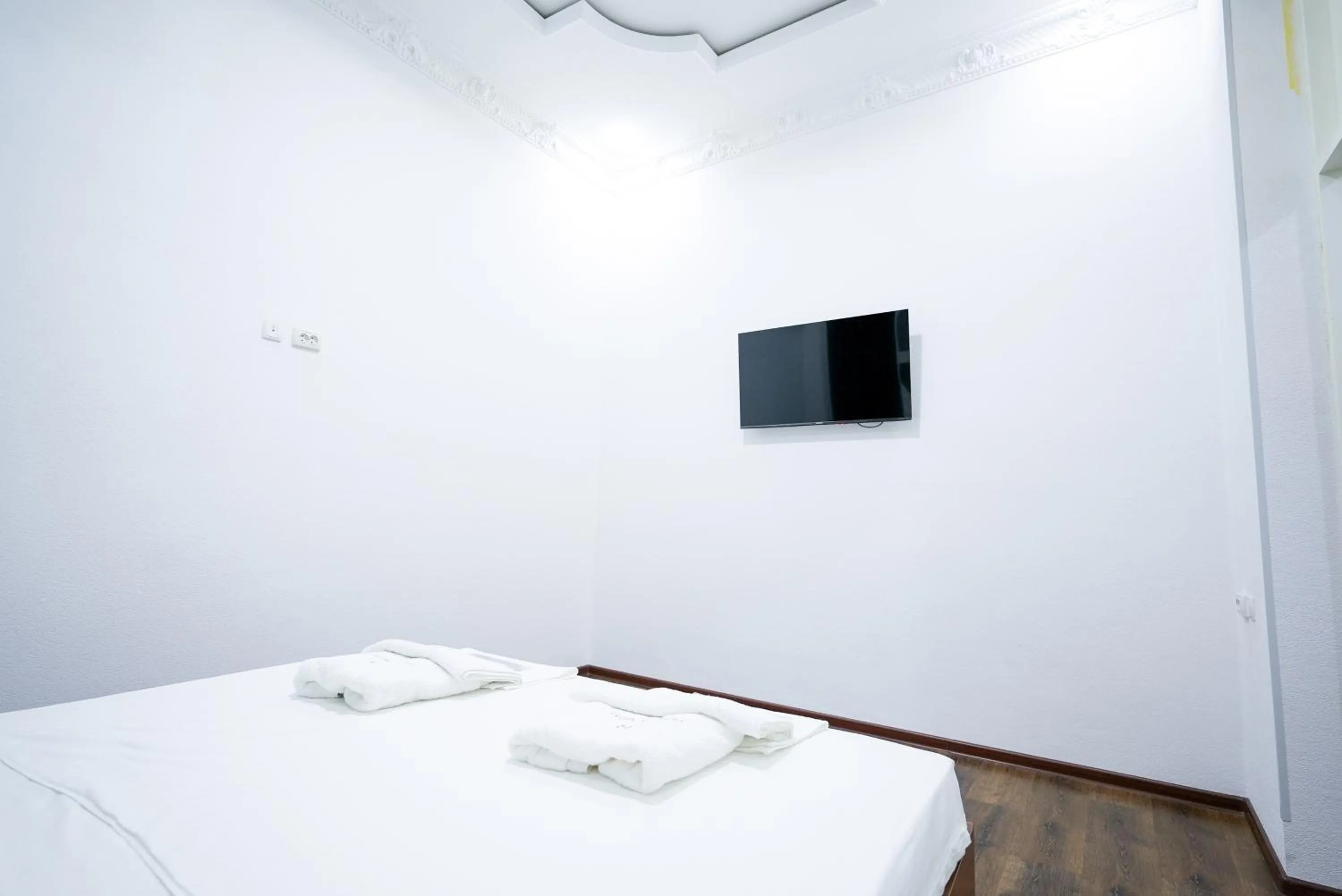 Photo of the whole room, Bed in Chehran Hotel