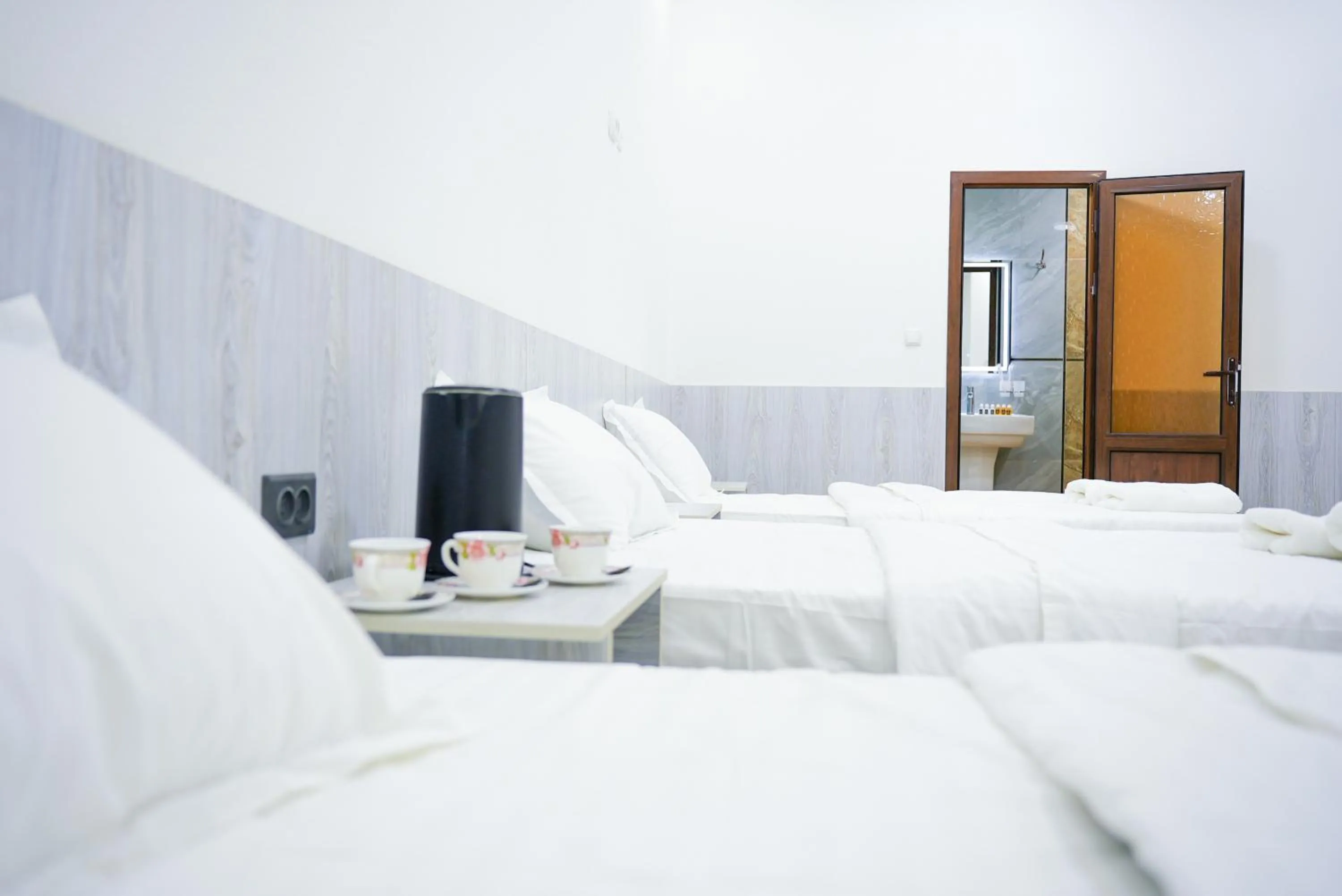 Photo of the whole room, Bed in Chehran Hotel