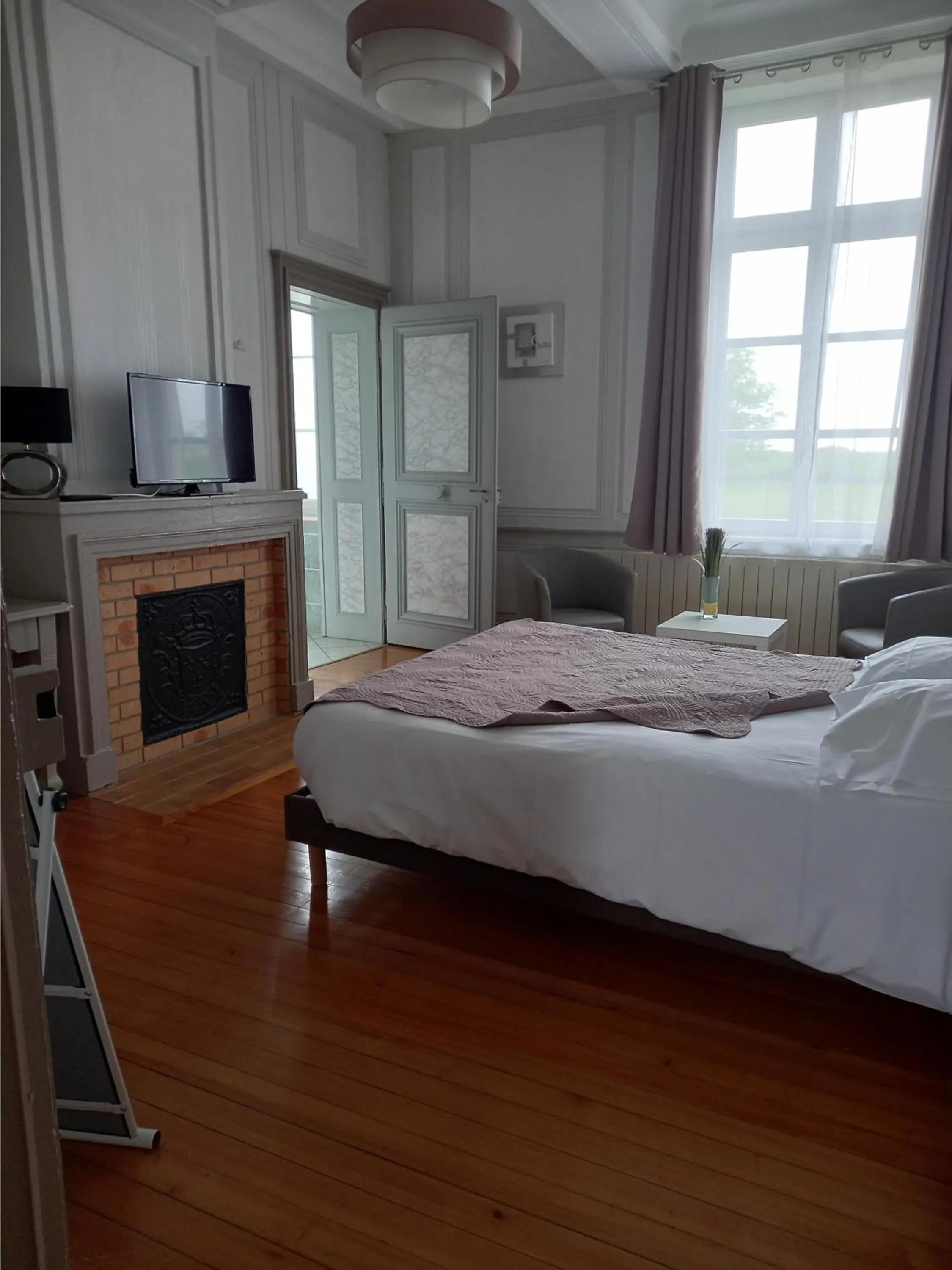 Photo of the whole room, Bed in Le Chateau de Buchy